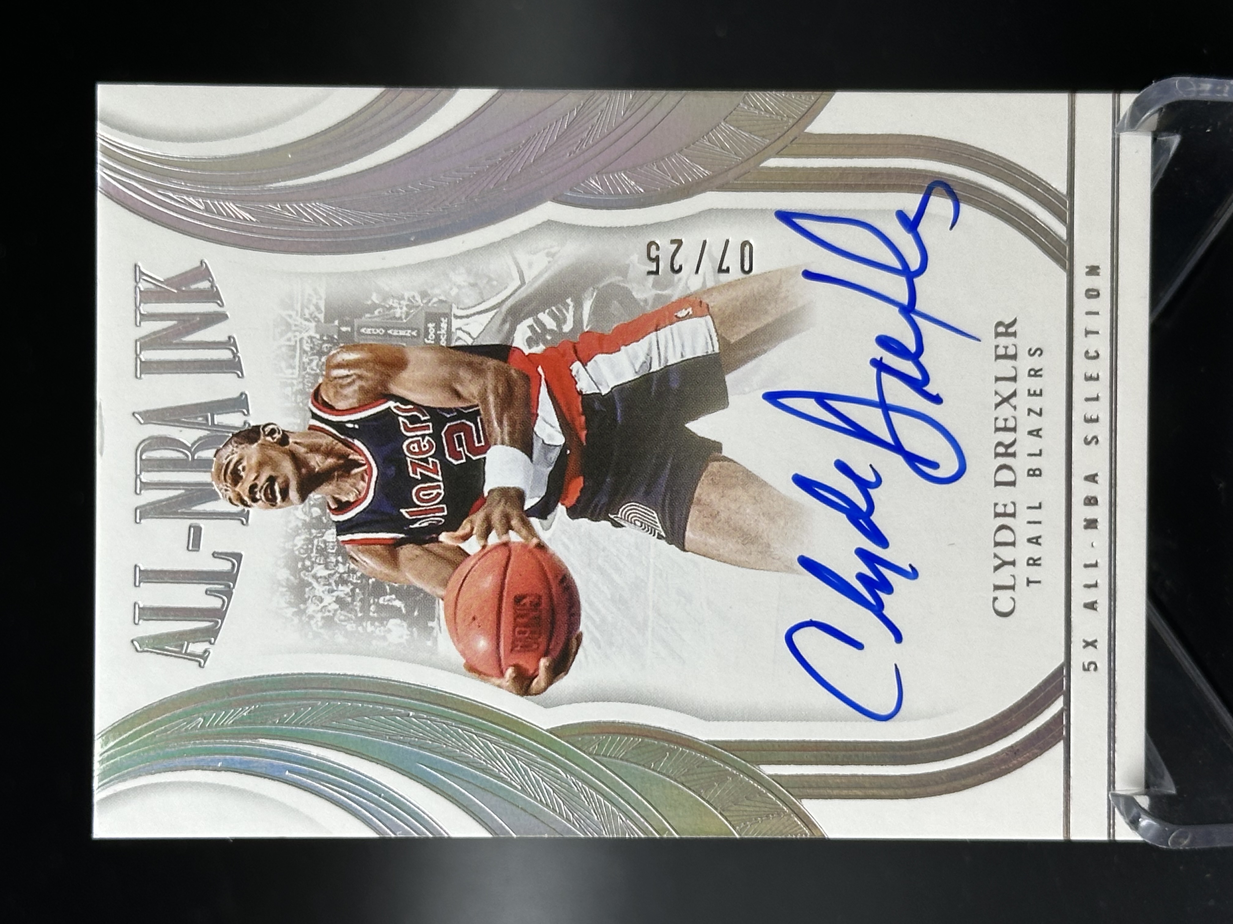 2024-25 Panini Flawless Clyde Drexler 【小黄拍卖】手提 德雷克斯勒 开拓者 签字 卡签 07/25编 瑕疵如图「汉堡王」