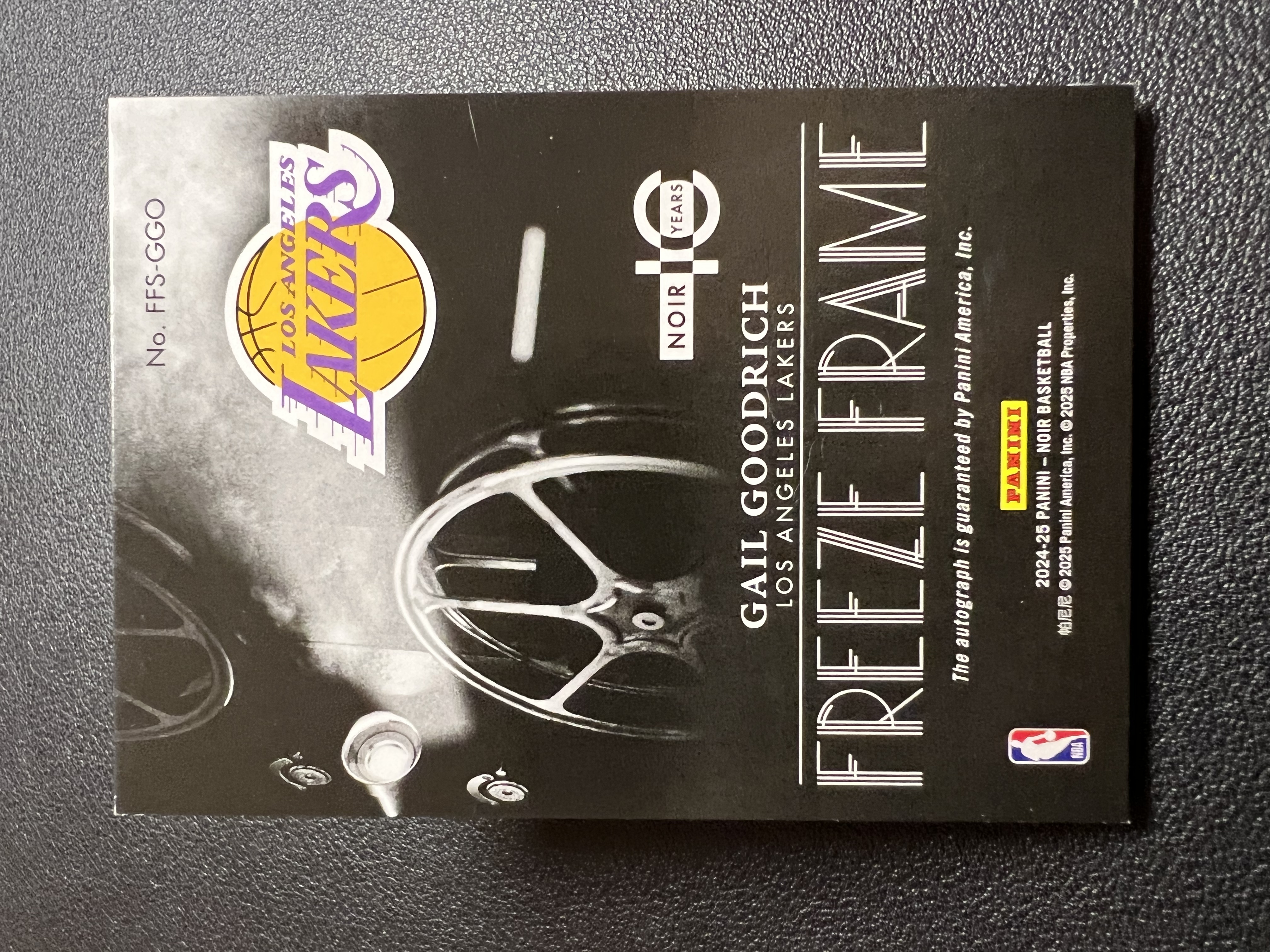 2024-25 Panini Noir Gail Goodrich 【星佑代卖】诺尔 湖人名宿 盖尔 古德里奇 签字 卡签 电影胶片签 25编 微瑕如图 收藏必备