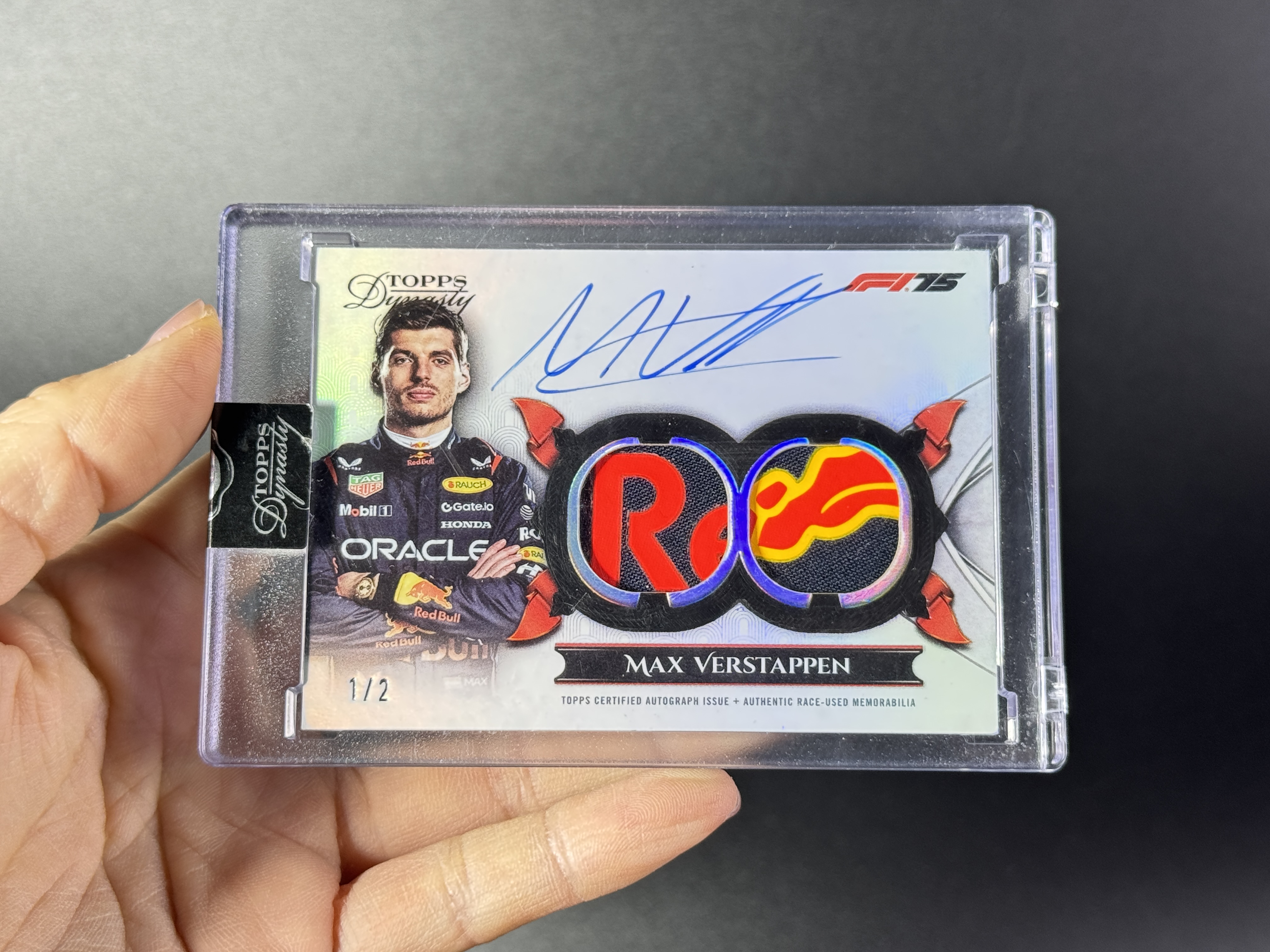 【喷子拍卖】2025 topps dynasty F1 Max Verstappen 王朝 红牛车队 冠军车手 维斯塔潘 2编 双窗 patch 签字 闪版 卡签 亲穿比赛服切logo超暴力 最高端系列hit 原封砖 送订制壳 Avicii