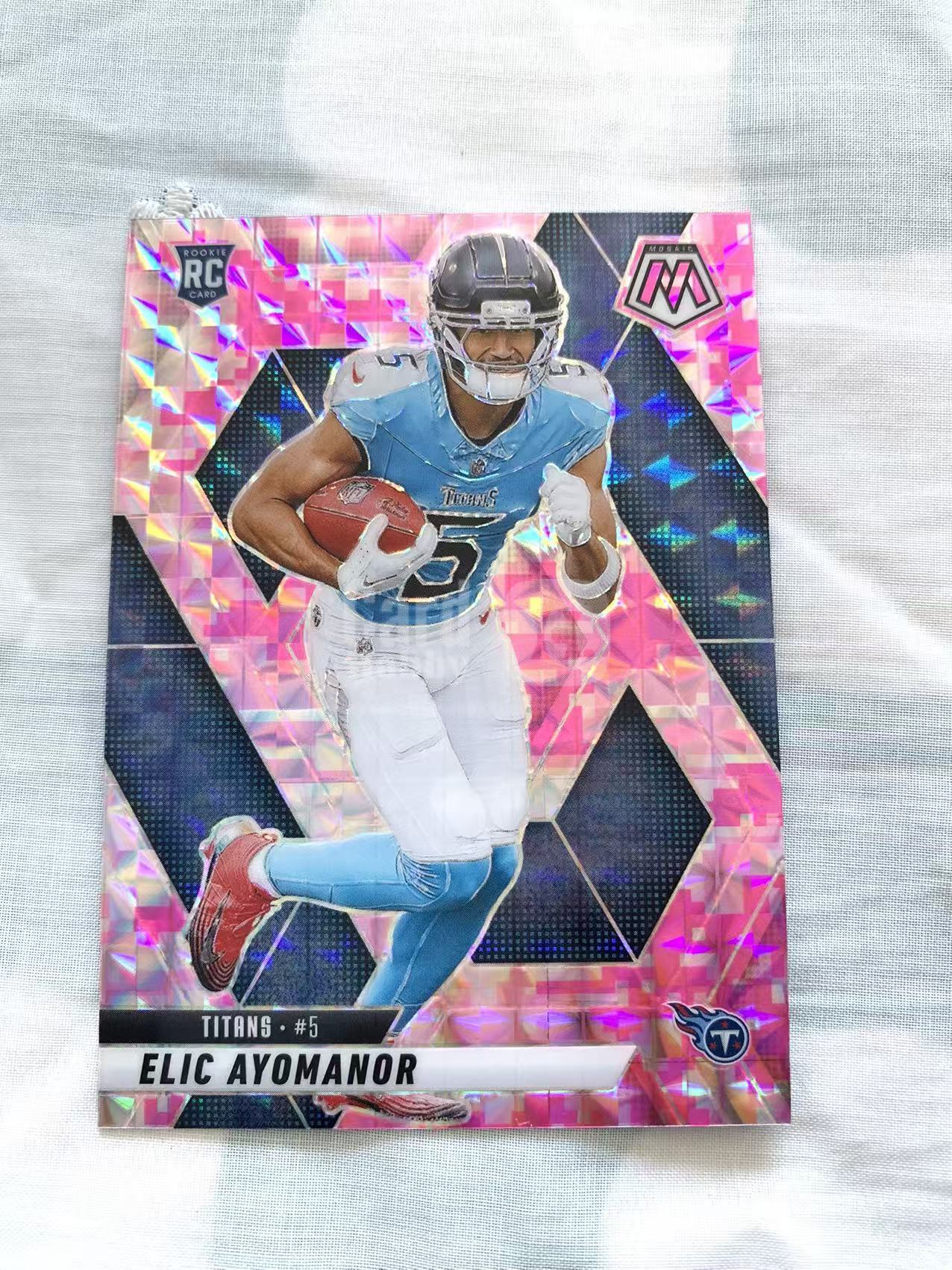 2025 Panini Mosaic 马赛克 新秀RC 泰坦 埃利克 阿约梅诺 Elic Ayomanor 粉马赛克折 樱花折 折射 卡品如图 飒飒