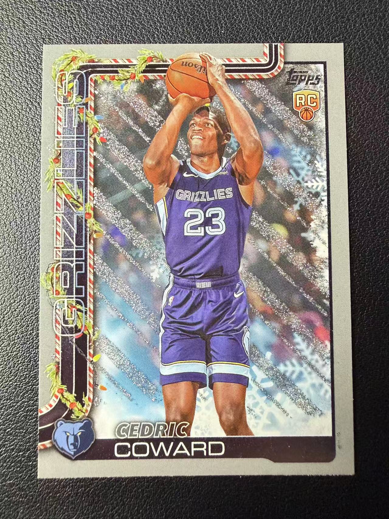 2025 Topps Holiday Cedric Coward RC Topps 假日系列 灰熊 塞德里克 考沃德 新秀 灰平行 碎闪折 圣诞元素 卡品如图(郭)