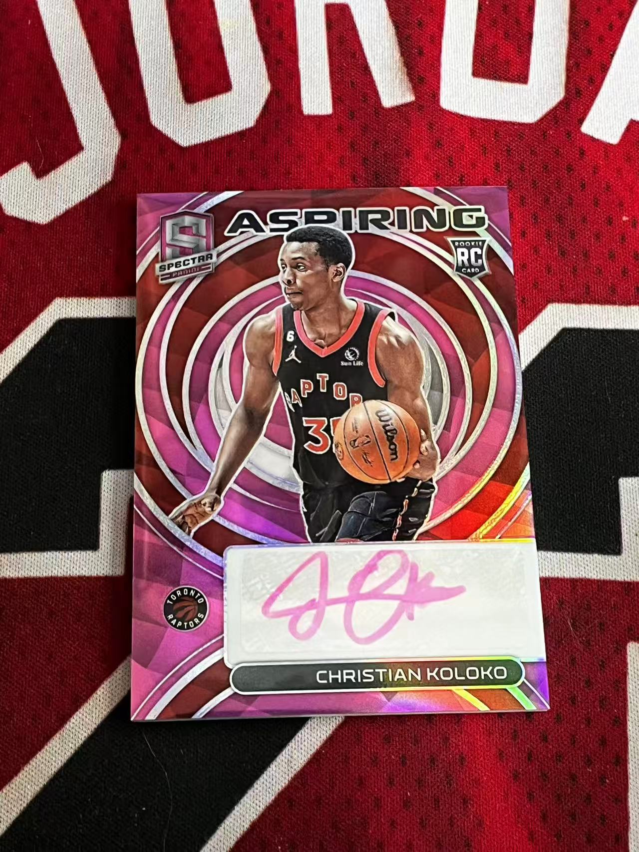 【接寄拍费率低至5%含卡淘手续费】2022-23 PANINI SPECTRA 光谱系列 猛龙 新秀RC 克里斯蒂安科洛科 科洛克 25编 签字卡 辐射签 粉笔签 粉折 折射【烂臭嘴拍卖】