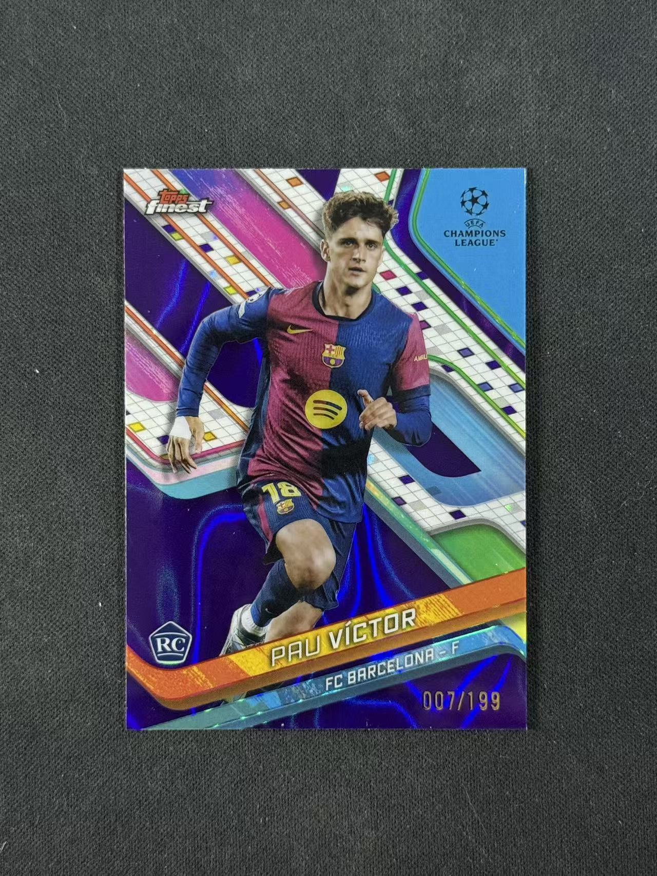 2025 Topps Finest Pau Victor RC 【林林拍卖拜仁】finest系列 欧冠 西甲 巴塞罗那 巴萨 新秀 保维克托 007/199编 紫熔岩折 base