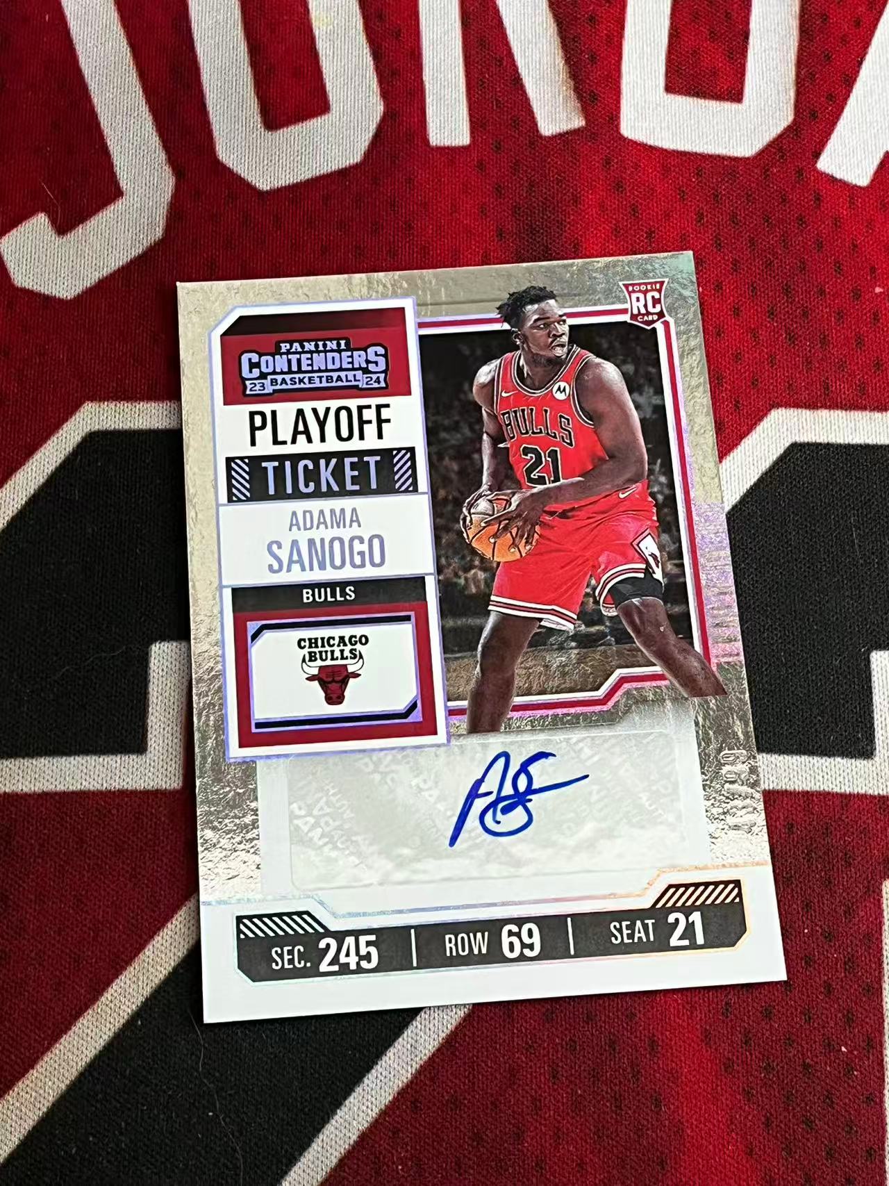 【接寄拍】2023-24 PANINI CONTENDERS 球票系列 公牛 新秀RC 阿达玛萨诺戈 99编 签字卡 正新秀球票签字卡 银折 折射 专收凑套必备【烂臭嘴拍卖】