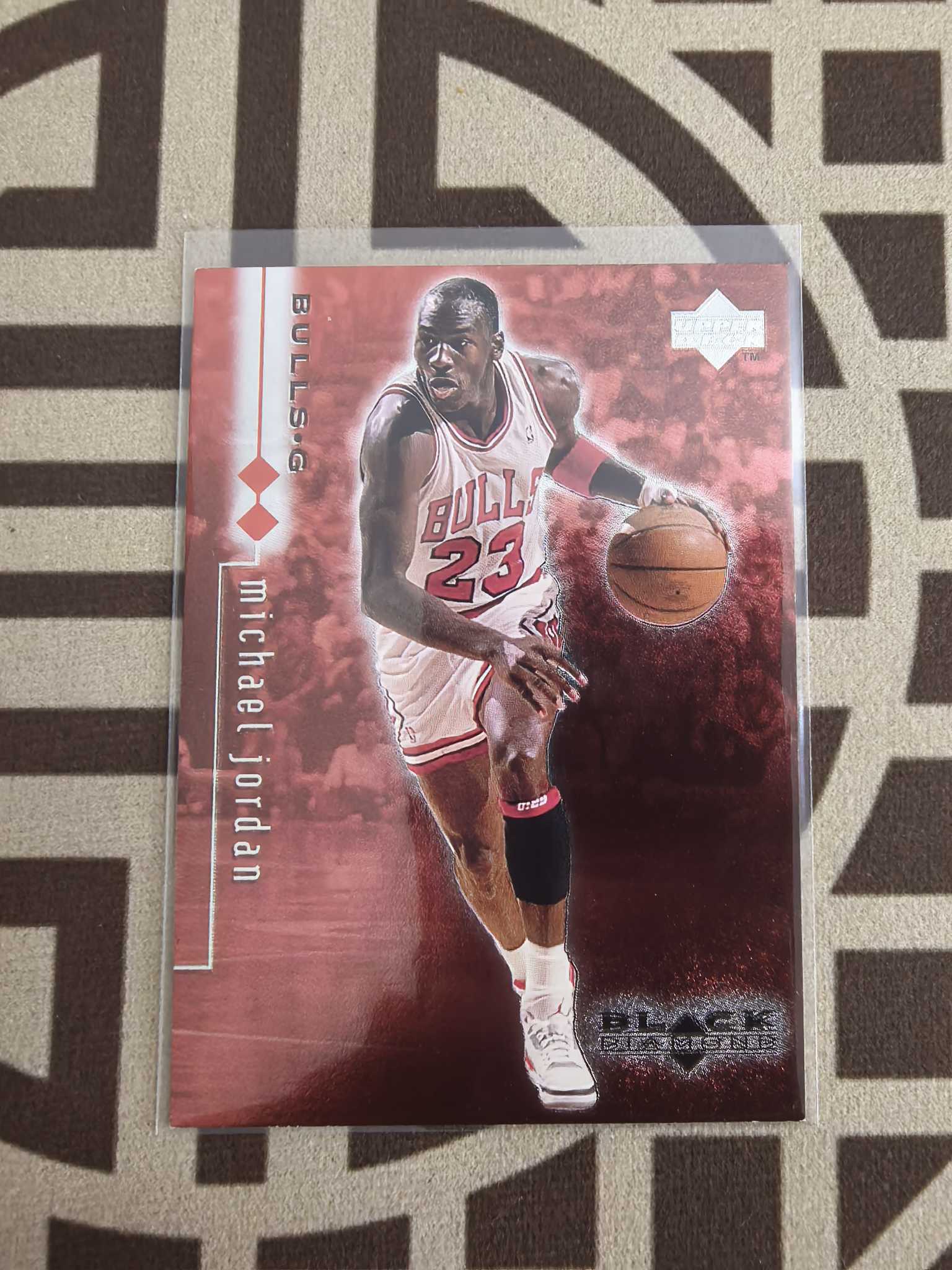 【套卡王】1998-99 upper deck black diamond系列 元年 公牛队 传奇 篮球之神 迈克尔-乔丹 大比例0748/3000编红折 实卡非常闪 漂亮 不保金标品相(不累计)