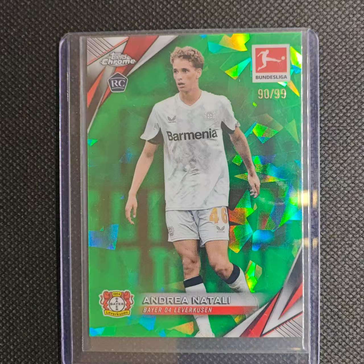 2025 Topps Chrome Andrea Natali RC 团长#德甲 蓝宝石 勒沃库森 安德烈亚 纳塔利 RC新秀 99编 绿碎冰折 折射 不保卡品细节看图