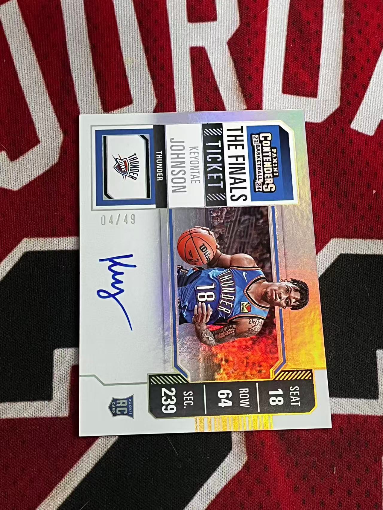 【接寄拍】2023-24 PANINI CONTENDERS 球票系列 雷霆 新秀RC 基昂泰约翰逊 49编 签字卡 卡签 变化版新秀球票签字卡 银折 折射 专收凑套必备【烂臭嘴拍卖】