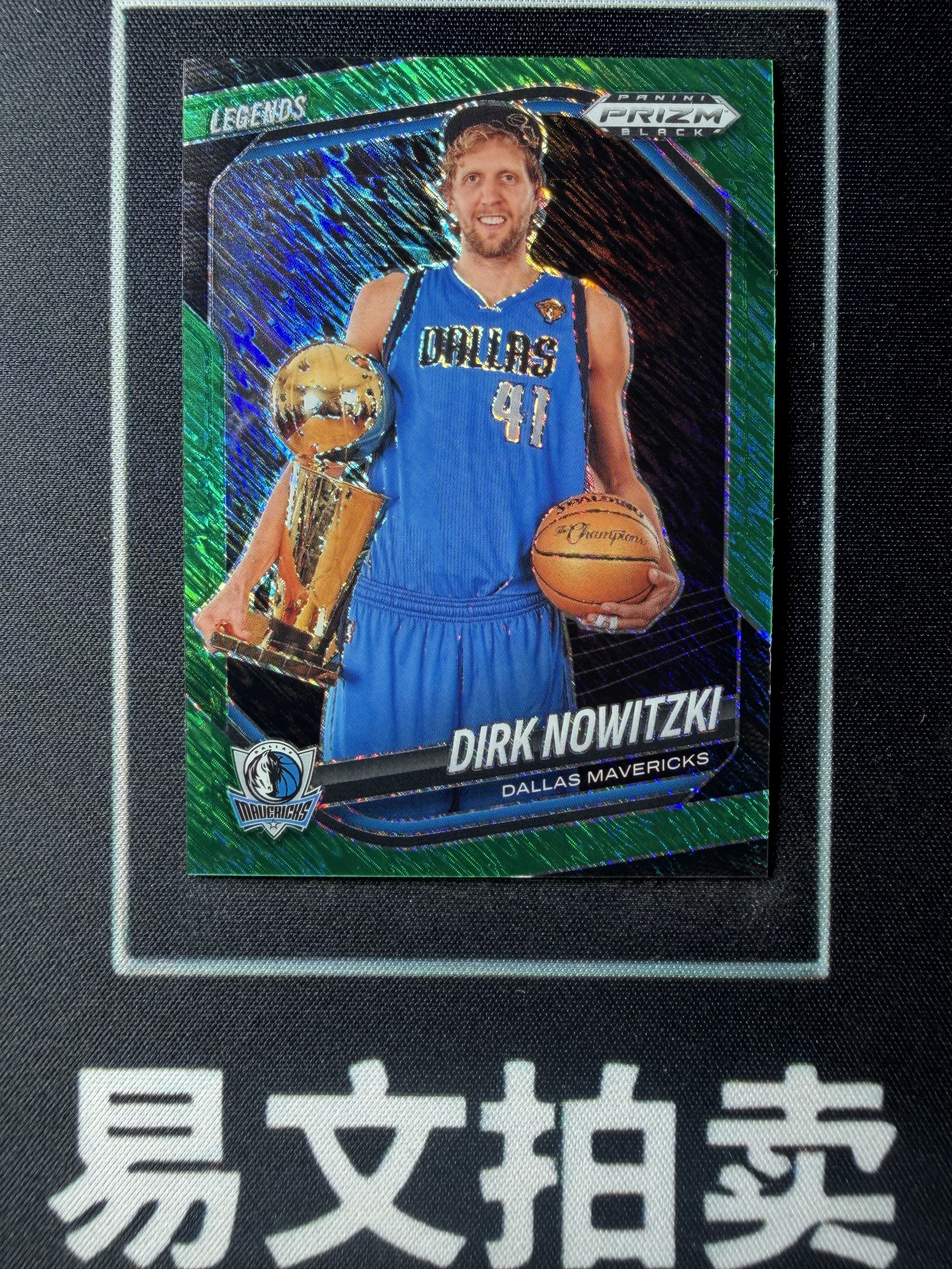 【易文拍卖 超级回款】2024-25 Panini Prizm Pz 男篮 DIRK NOWITZKI 德克 诺维茨基 独行侠 3/7编 绿Shimmer折 #Yung