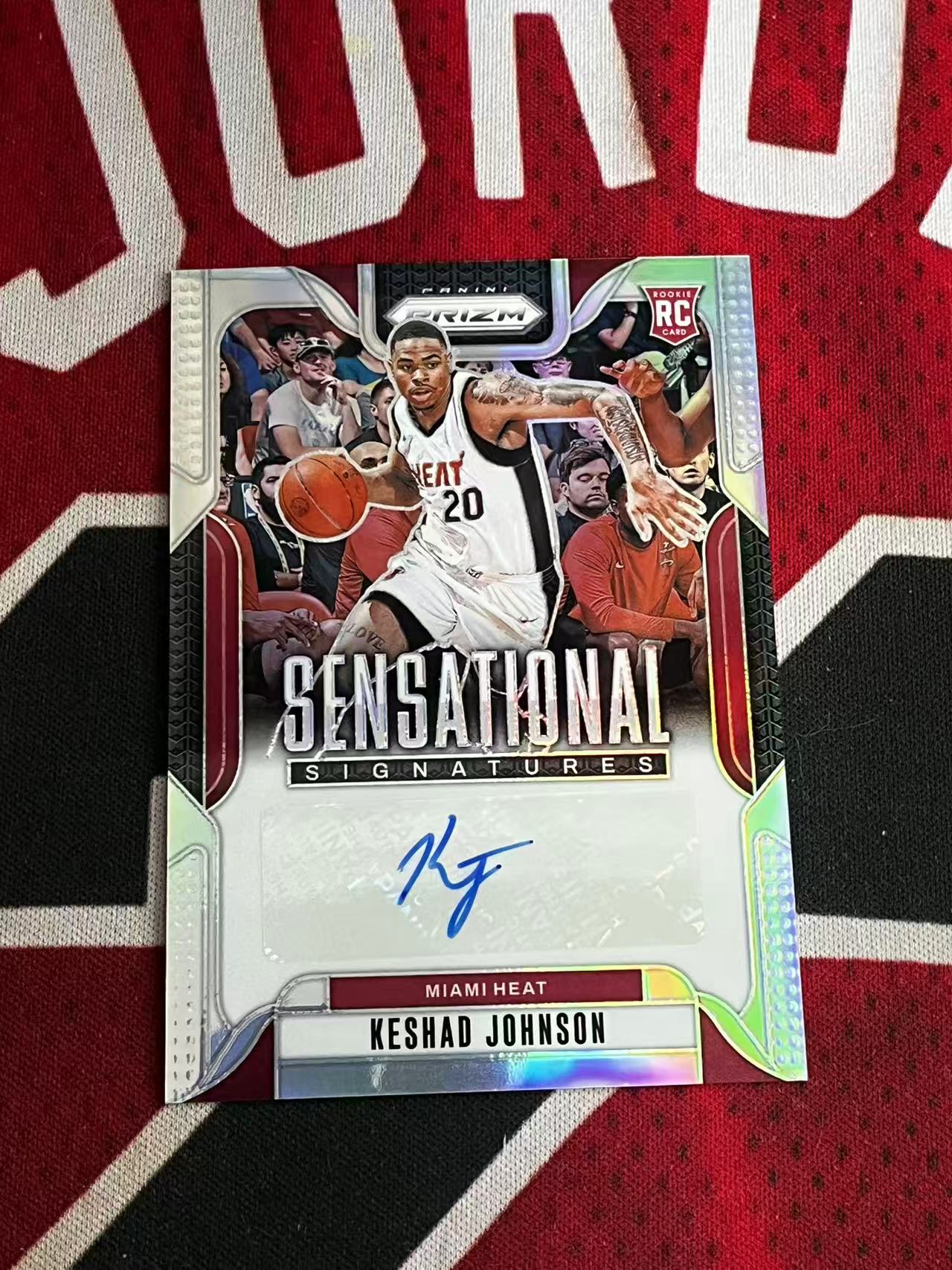 【接寄拍费率低至5%含卡淘手续费】2024-25 PANINI PRIZM PZ系列 热火 新秀RC 凯沙德约翰逊 签字卡 正新秀SS签字卡 银折 折射 专收凑套必备【烂臭嘴拍卖】