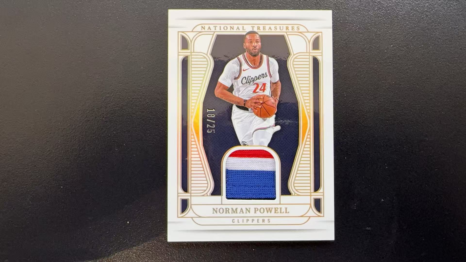 【Pw代卖】2024-25 Panini 国宝 Norman Powell 诺曼 鲍威尔 鲍科比 快船 小窗物料切割 三色暴力切割 25编 专收必备 卡品如图 萝卜哥