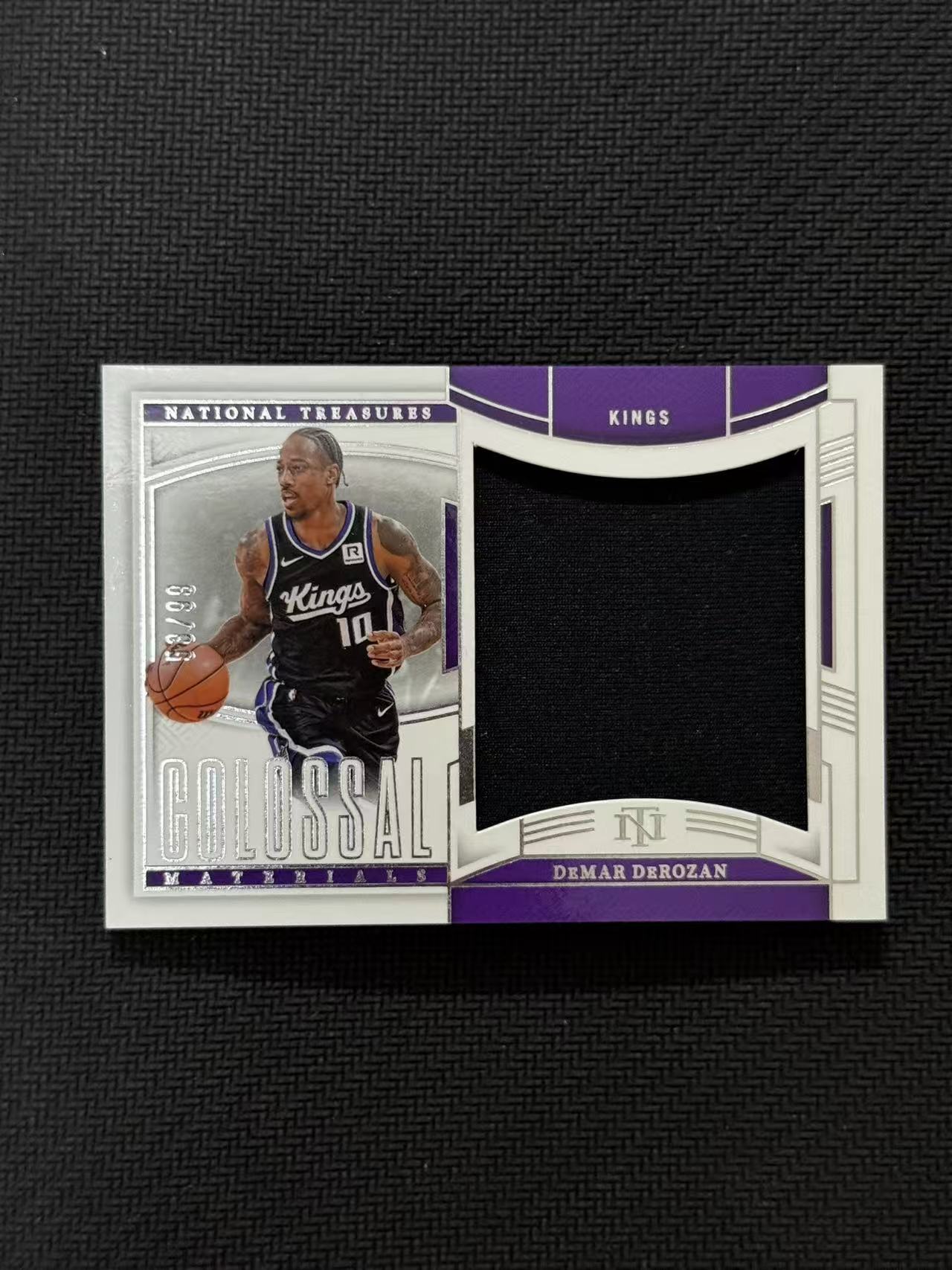 2024-25 Panini National Treasures DeMar DeRozan 国王 国宝 德玛尔 德罗赞 53/99编 大窗物料 球衣切割 亲穿 GU 卡品如图 老公DR