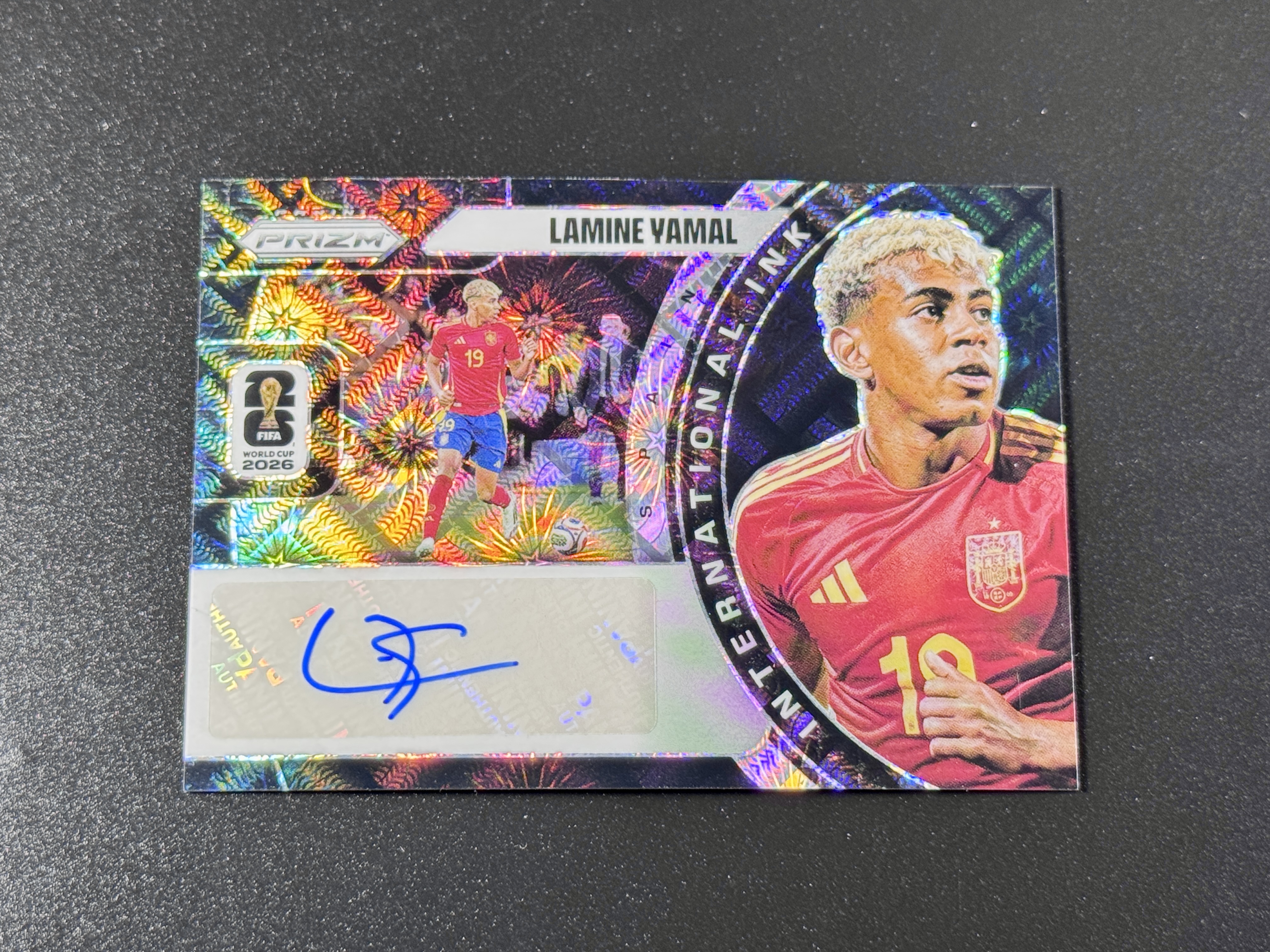 【喷子拍卖】2026 Panini Prizm World Cup Lamine Yamal 世界杯 西班牙 超级新星 亚马尔 黑烟花折 black 签字 一编 1of1 1/1 完美签 大hit卡 未来第一人 轻印看图 送订制壳 YIE