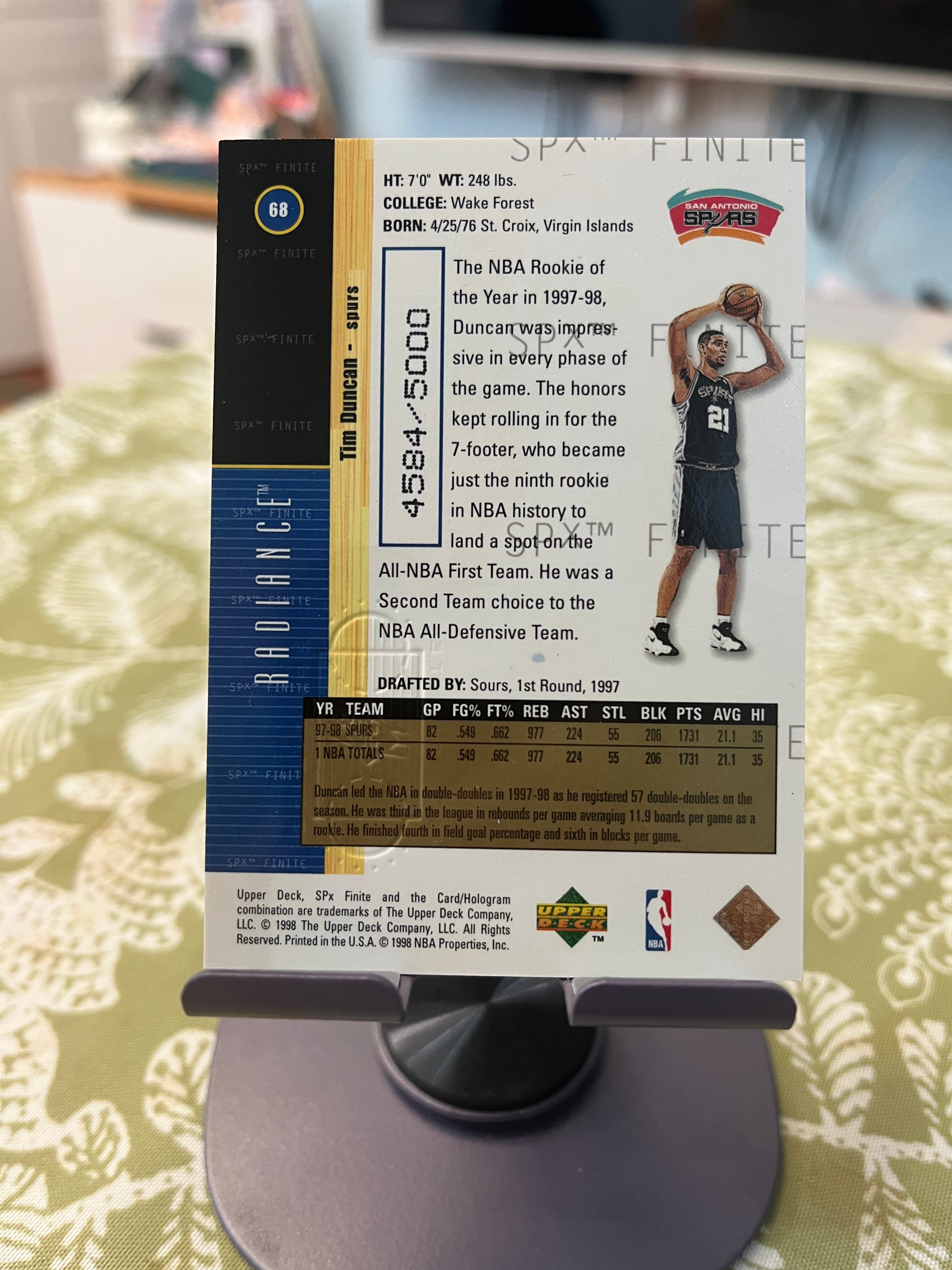 1998 Upper Deck 老卡 老特 Tim Duncan 蒂姆 邓肯 石佛 马刺【带编 4584/5000编 折射 金标 RADIANCE】【边角瑕疵如图 介意勿拍】#1021