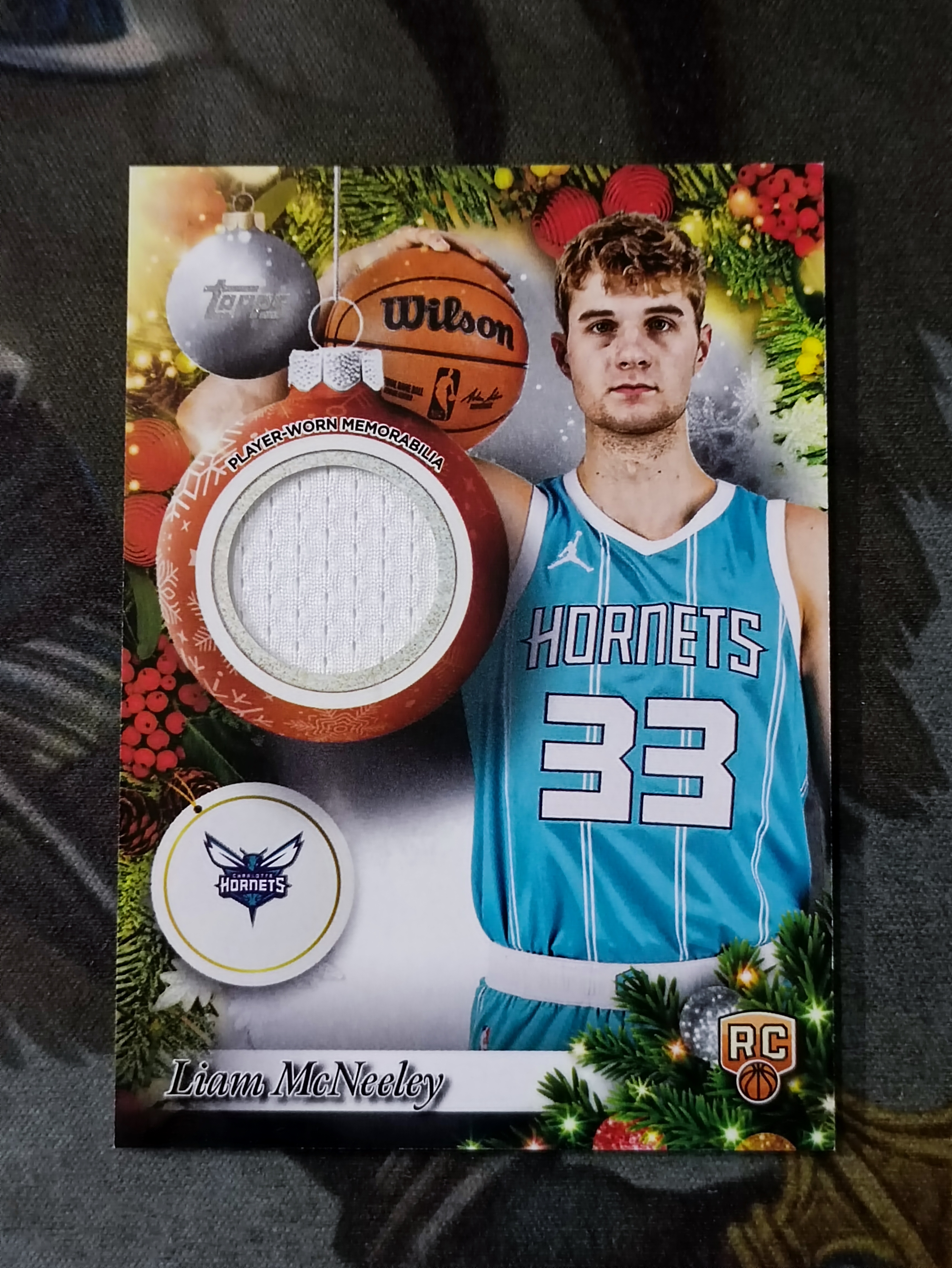 2025-26 Topps Holiday Liam McNeeley RC 麦克尼利 新秀 球衣实物 Player Relic 黄蜂(品见大图)《苏州卡通》J【GJY】