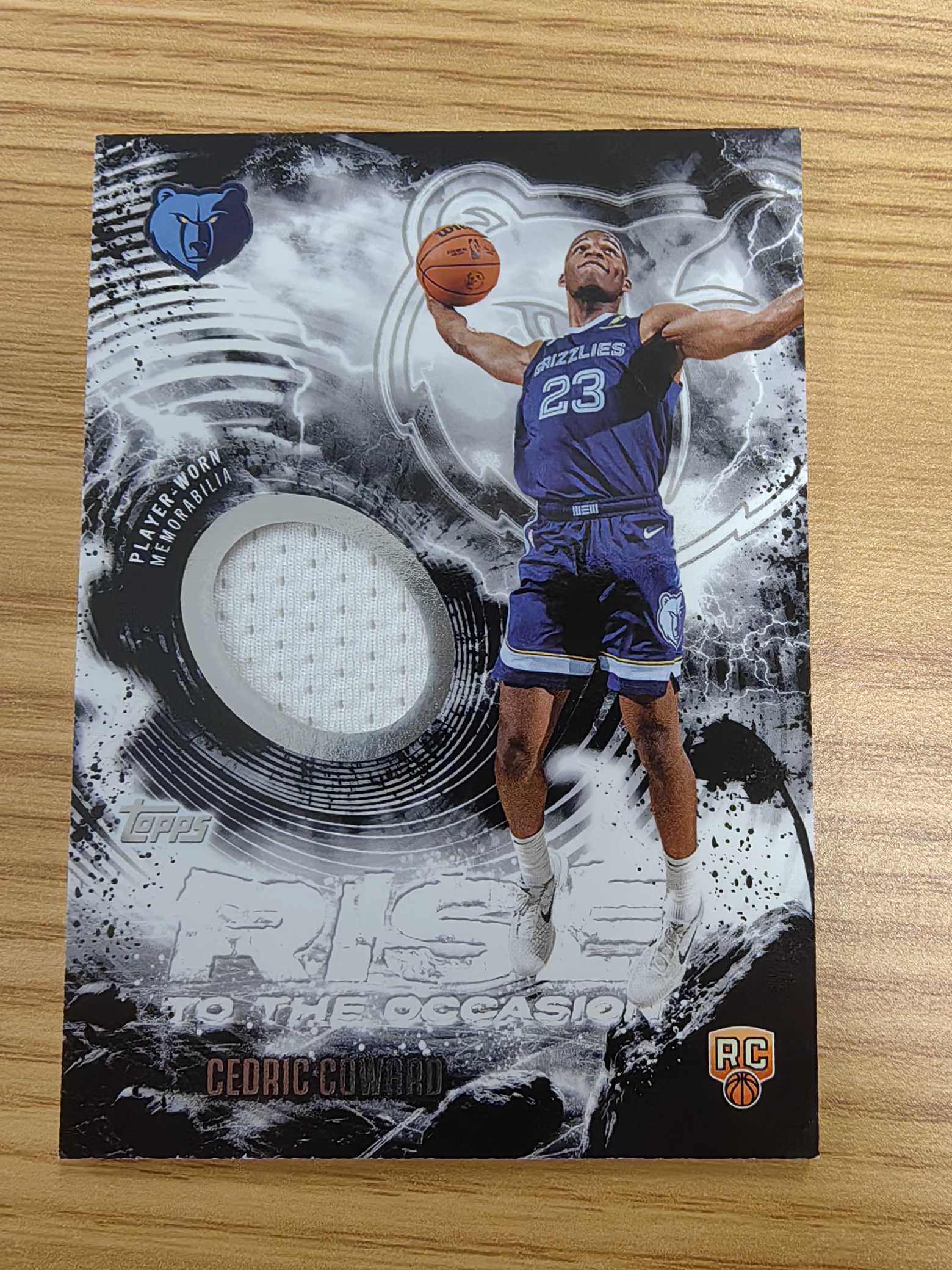 【拆吧代拍】 2025-26 Topps cedric coward 灰熊 塞德里克 考沃德 新秀 RC 球衣 亲穿 物料 卡品微瑕如图 介意勿拍! 空灵1125