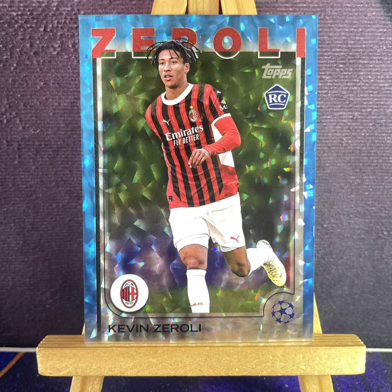 2025 Topps UCC KEVIN ZEROLI RC 欧冠 意大利 AC米兰 新秀RC 凯文 泽罗利 75编 蓝冰封折 蓝碎冰折 带编 折射 微瑕如图【拾艺拍卖】川哥
