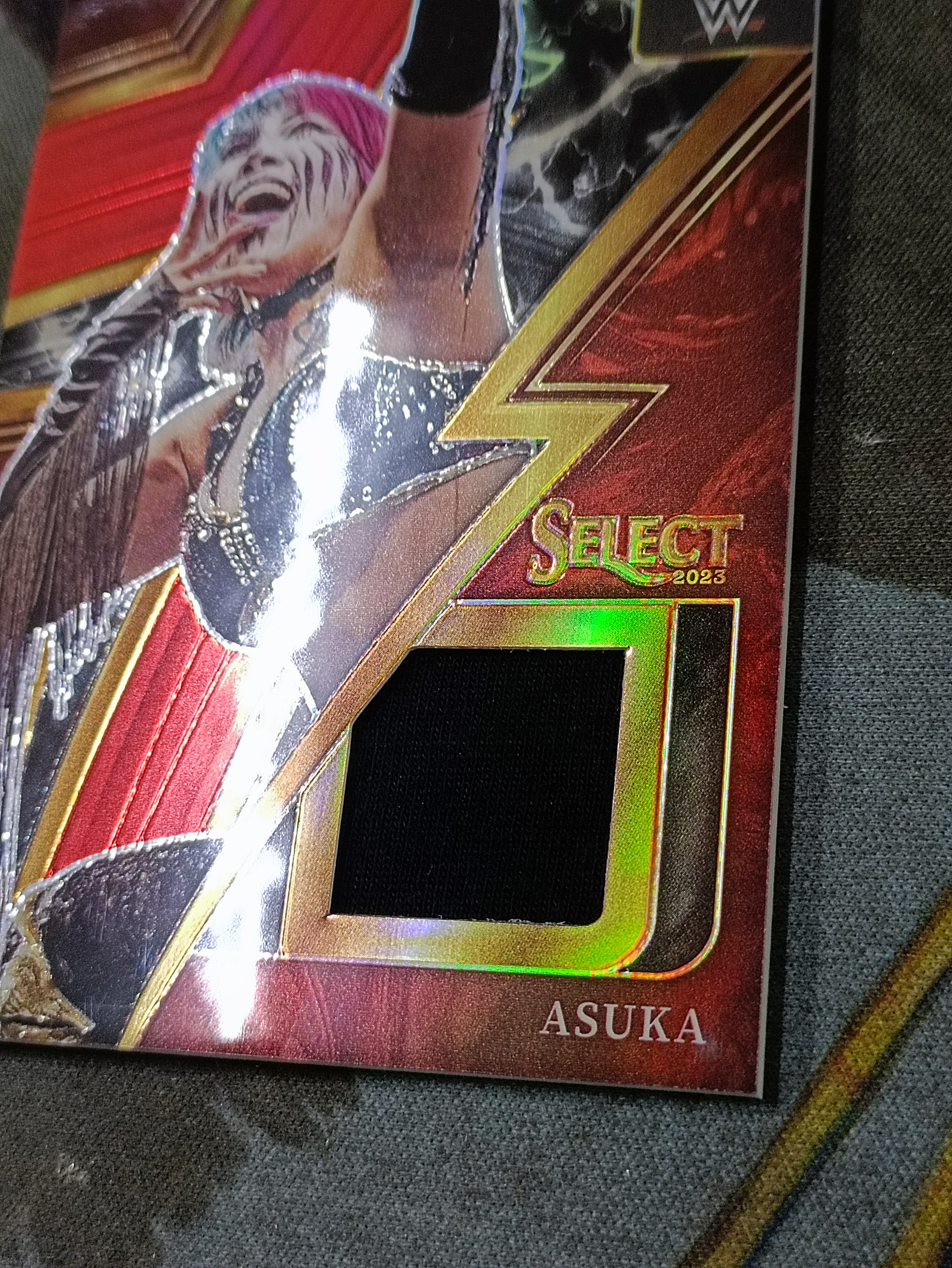 2023 Panini Select WWE Asuka 明日华 限量85/99编 红折 物料实物 WWE 职业摔角(品见大图微瑕)《苏州卡通》J【ANDY】