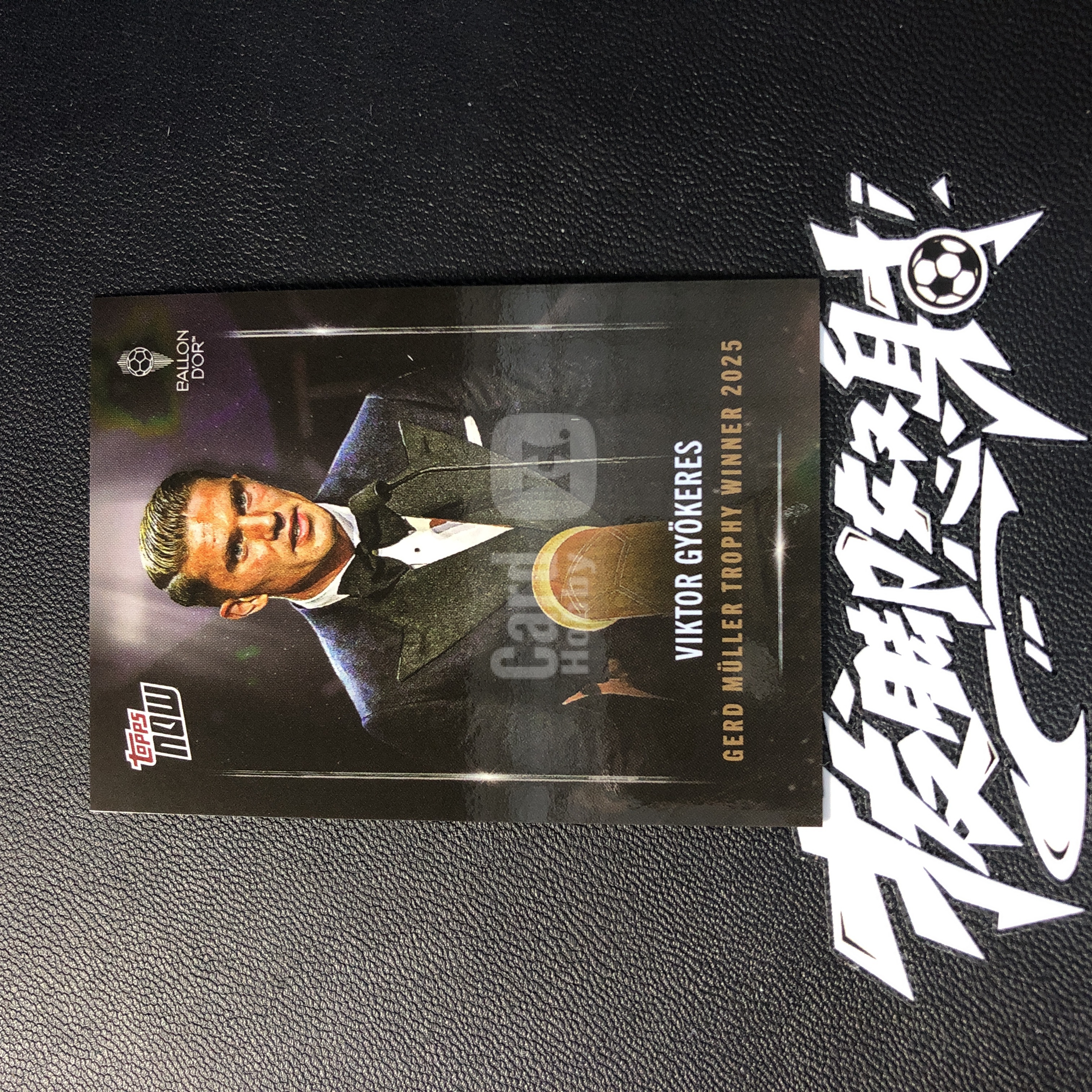 【拔脚代卖】2025 Topps Now 维克托 哲凯赖什 Viktor Gyokeres 阿森纳 枪手 葡萄牙体育 考文垂 2025年盖德穆勒奖得主 纪念卡 瑞典国家队收藏必备 瑕疵如图｜拔脚沙漠BH13