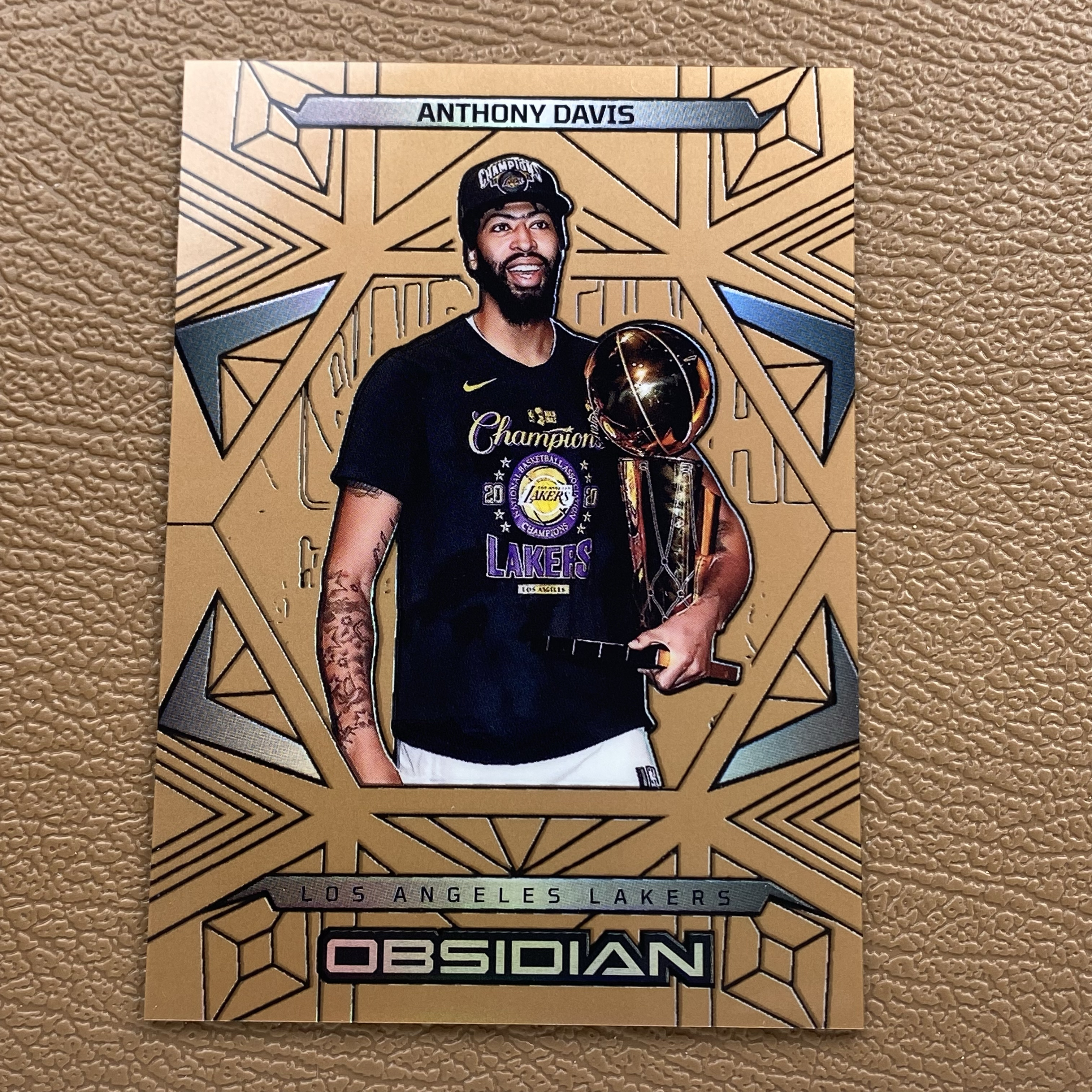 【千藏代拍】2024-25 PANINI-0BSIDIAN BASKETBALL ANTHONY DAVIS 安东尼 戴维斯 湖人 75/99编 捧杯 卡品如图(Boooo)