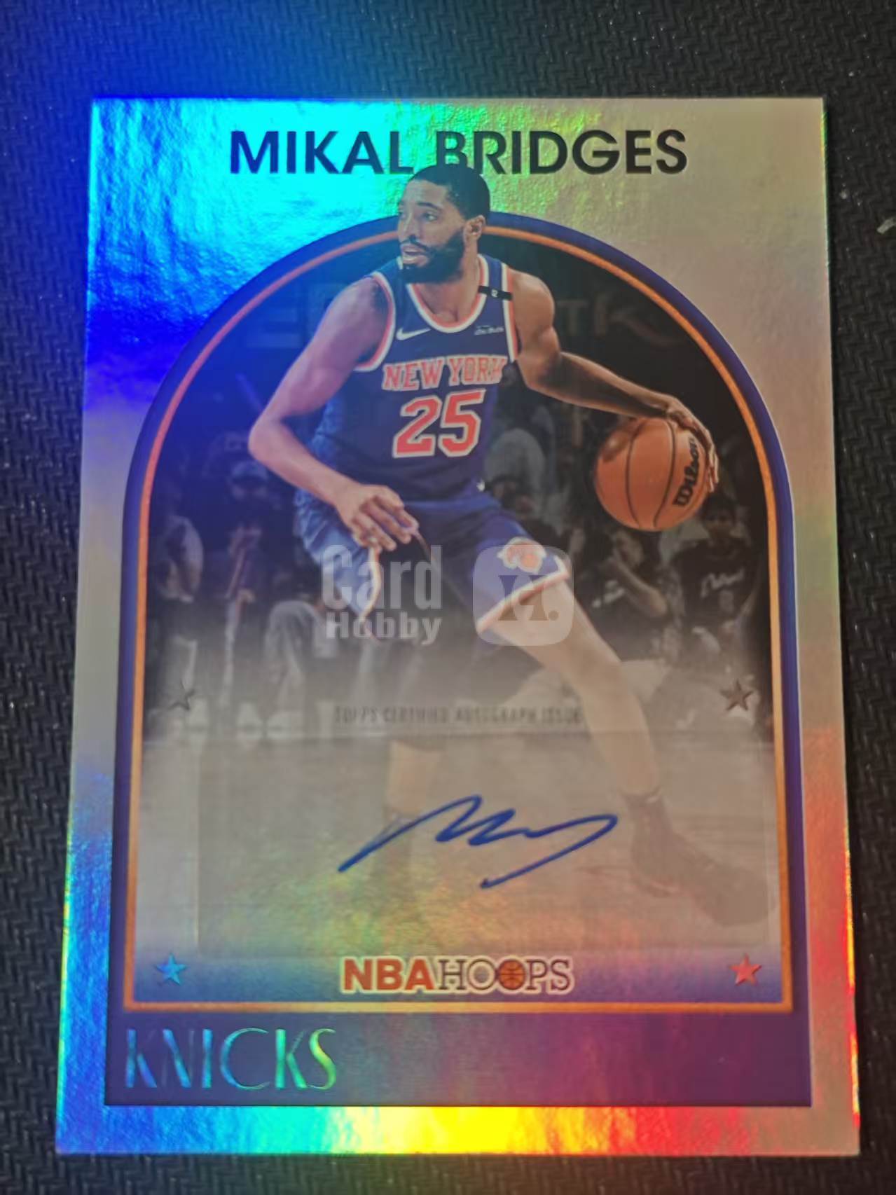 2025-26 Topps NBA Hoops Mikal Bridges 【有品代卖】尼克斯 米卡尔・布里奇斯 贴签 签字 1989复古拱形签字特卡 折射 值得收藏 卡片如图/刘