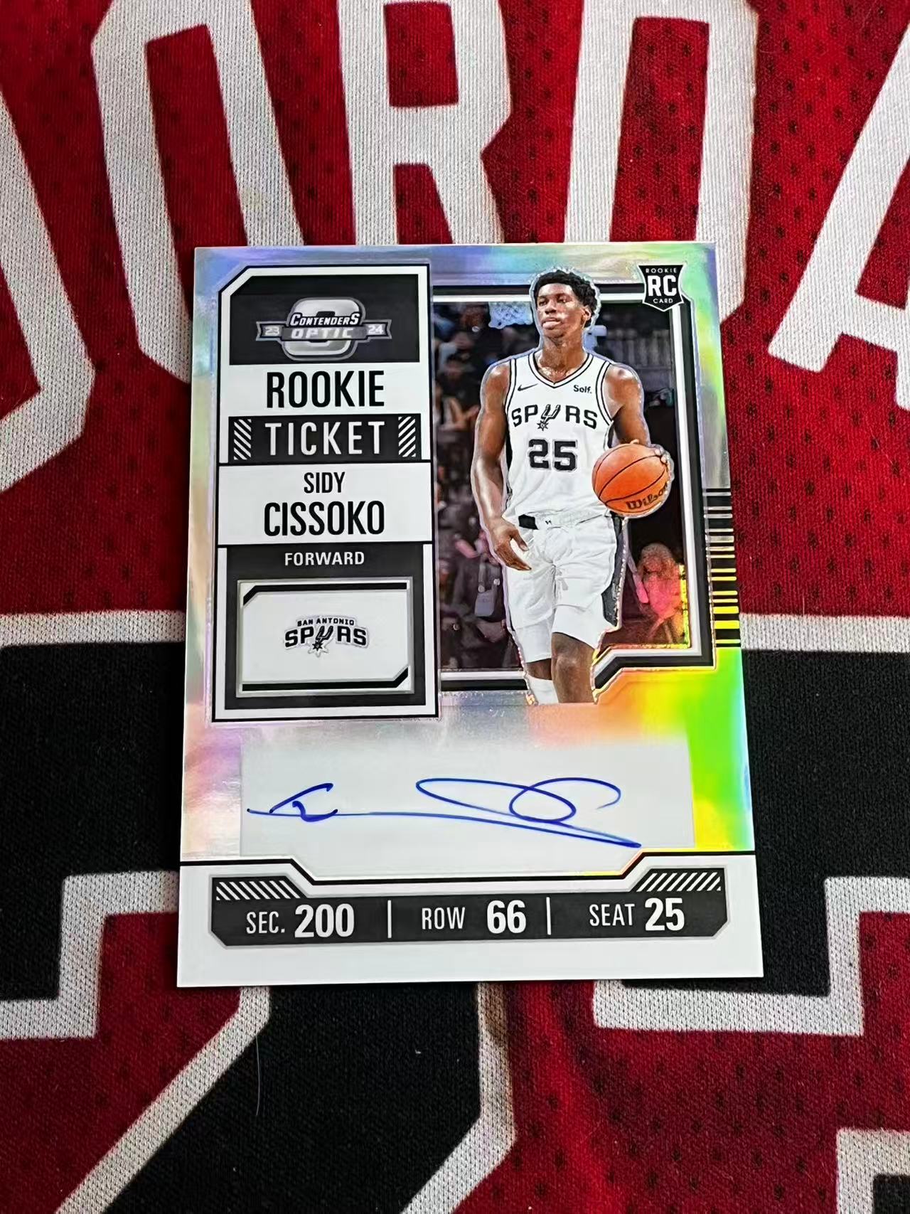 【接寄拍费率低至5%含卡淘手续费】2023-24 PANINI CONTENDERS OPTIC 球票系列 马刺 新秀RC 西迪西索科 签字卡 卡签 正新秀球票签字卡 银折 折射【烂臭嘴拍卖】