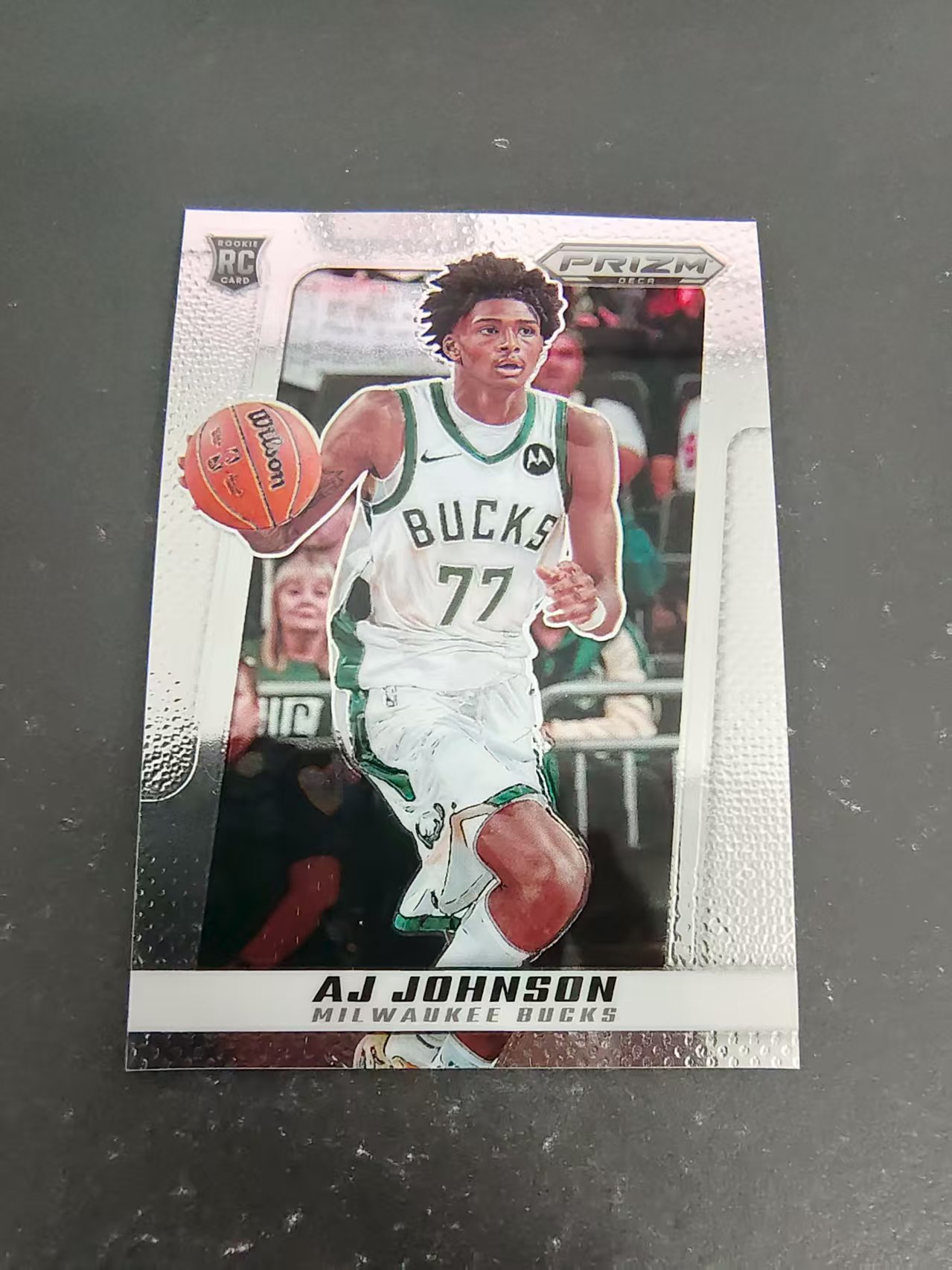 【可合并,不累计】2024-25 Panini Prizm Deca AJ Johnson RC AJ 约翰逊 雄鹿 新秀 PZ 复刻 划痕 边角瑕疵 #154