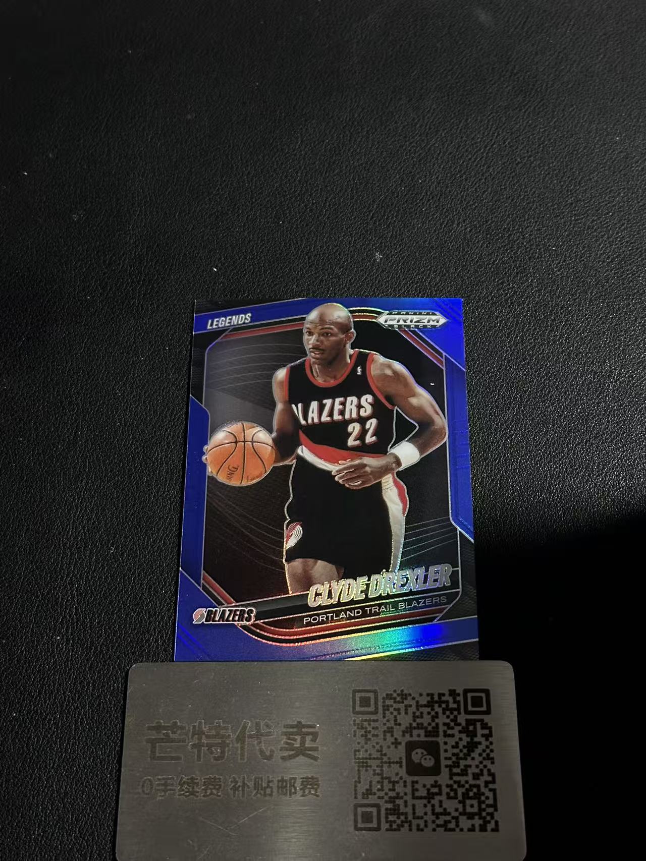 【芒特代卖】2024-25 Panini Prizm Clyde Drexler PZ Black系列 开拓者 克莱德 德雷克斯勒 滑翔机 /199编 蓝折 (理想)