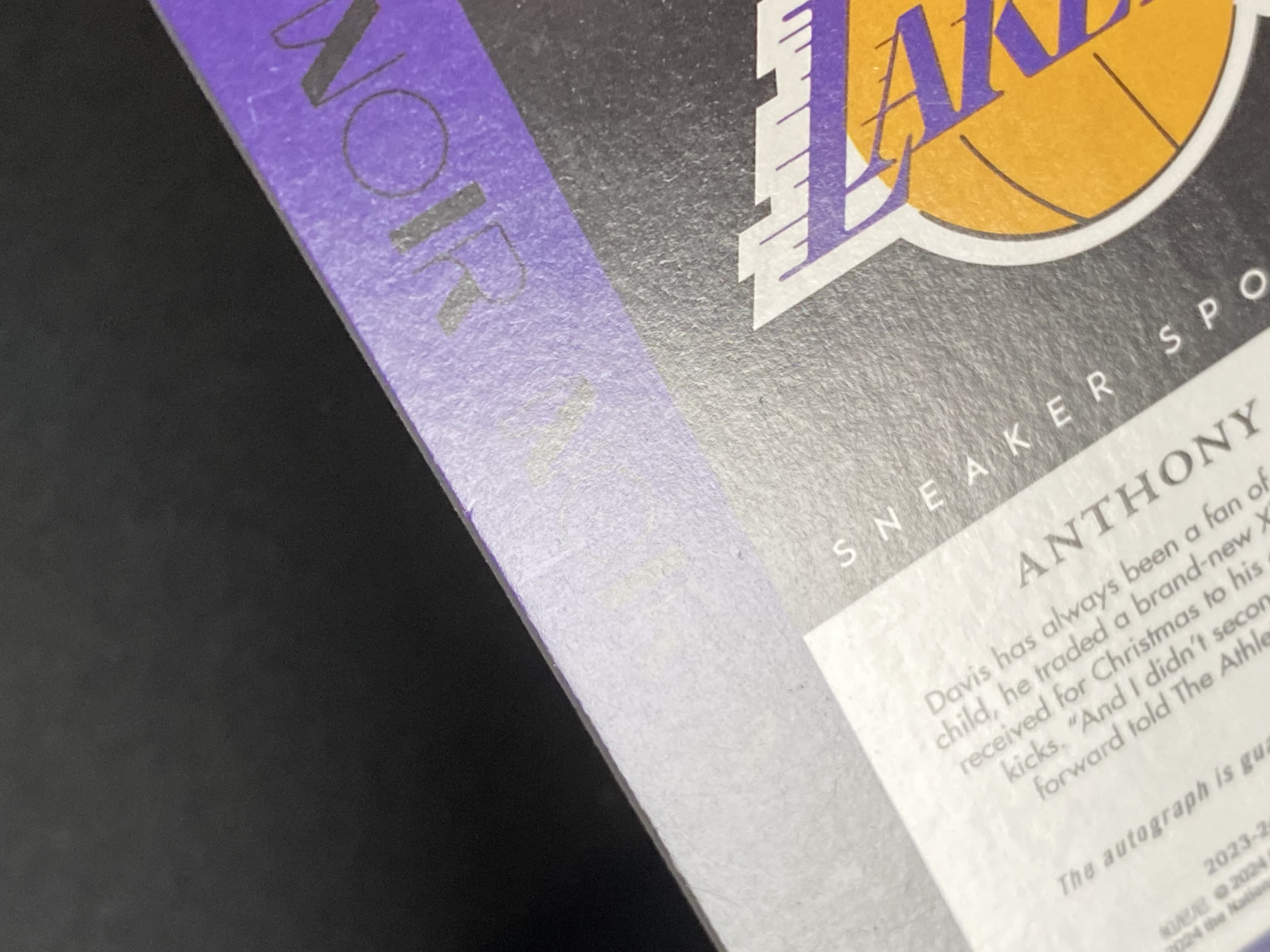 【小幻拍卖】2023-24 PANINI NOIR ANTHONY DAVIS 诺尔 湖人 安东尼 戴维斯 浓眉 /99编 球鞋聚光灯 鞋灯签 卡签 签字 系列搏点 微瑕如图/宇杰/【A】