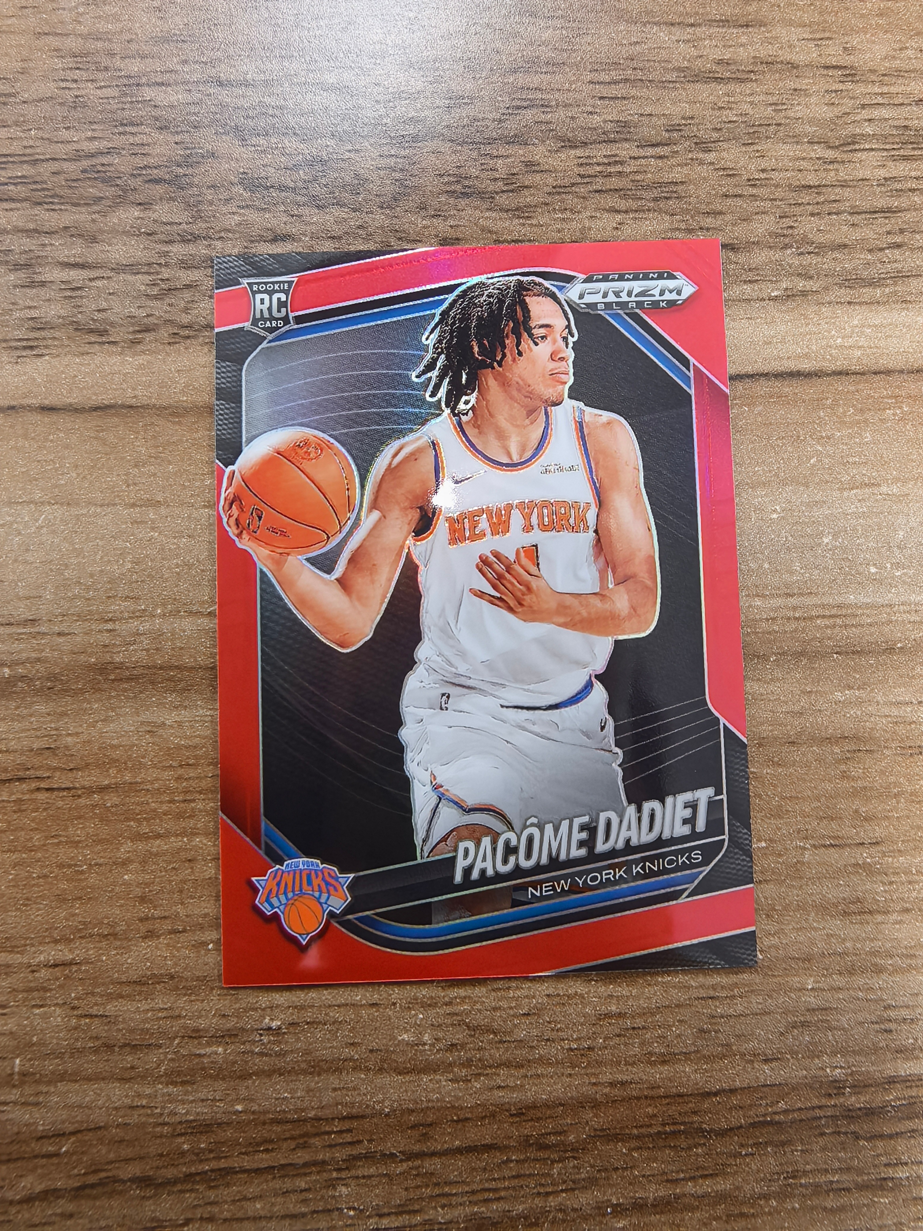 2024-25 Panini Prizm Black Pacome Dadiet RC 尼克斯 帕科姆达迪耶 新秀 014/299编 红折 折射 微瑕 实卡精美 卡品如图 收藏必入 流浪