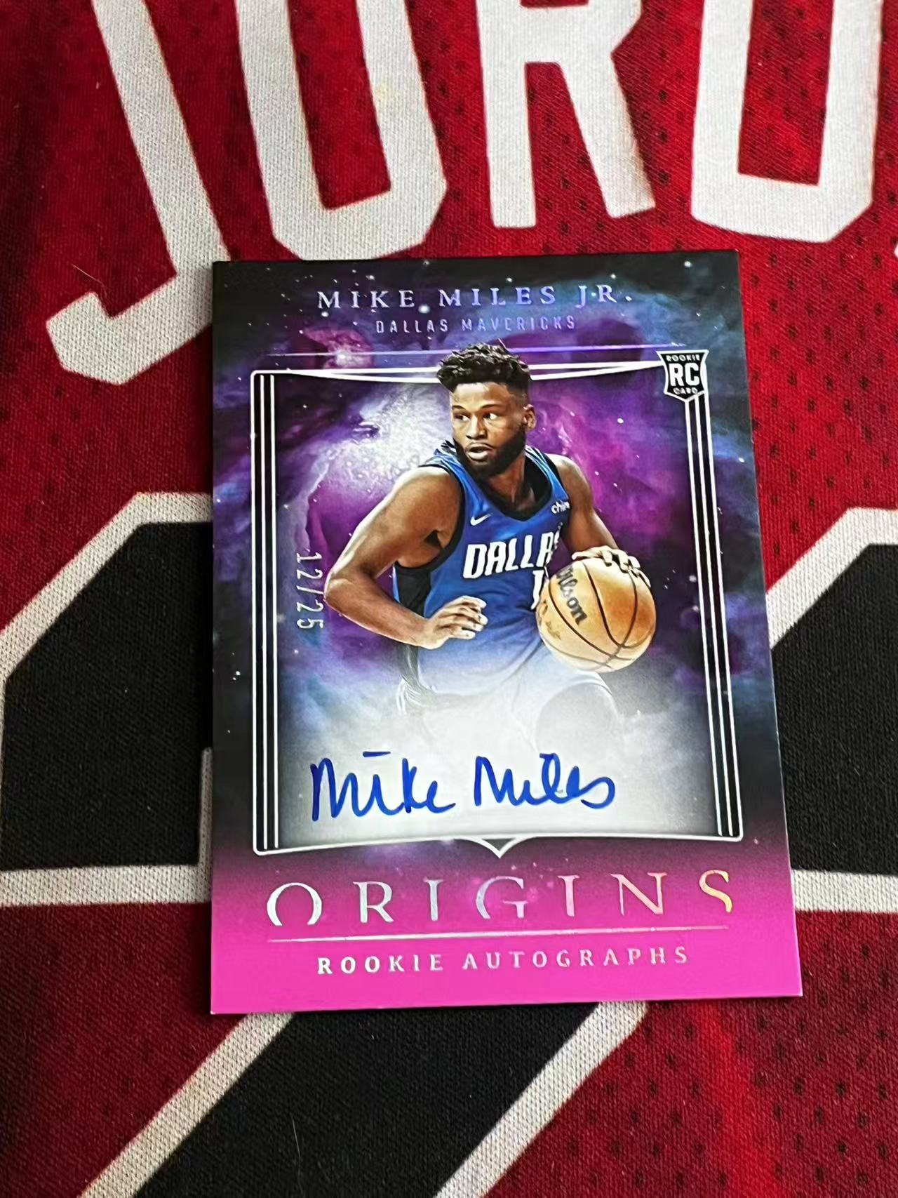 【接寄拍费率低至5%含卡淘手续费】2023-24 PANINI ORIGINS 起源系列 独行侠 新秀RC 小迈克迈尔斯 25编 低编 签字卡 卡签 粉折 折射 专收凑套必备【烂臭嘴拍卖】