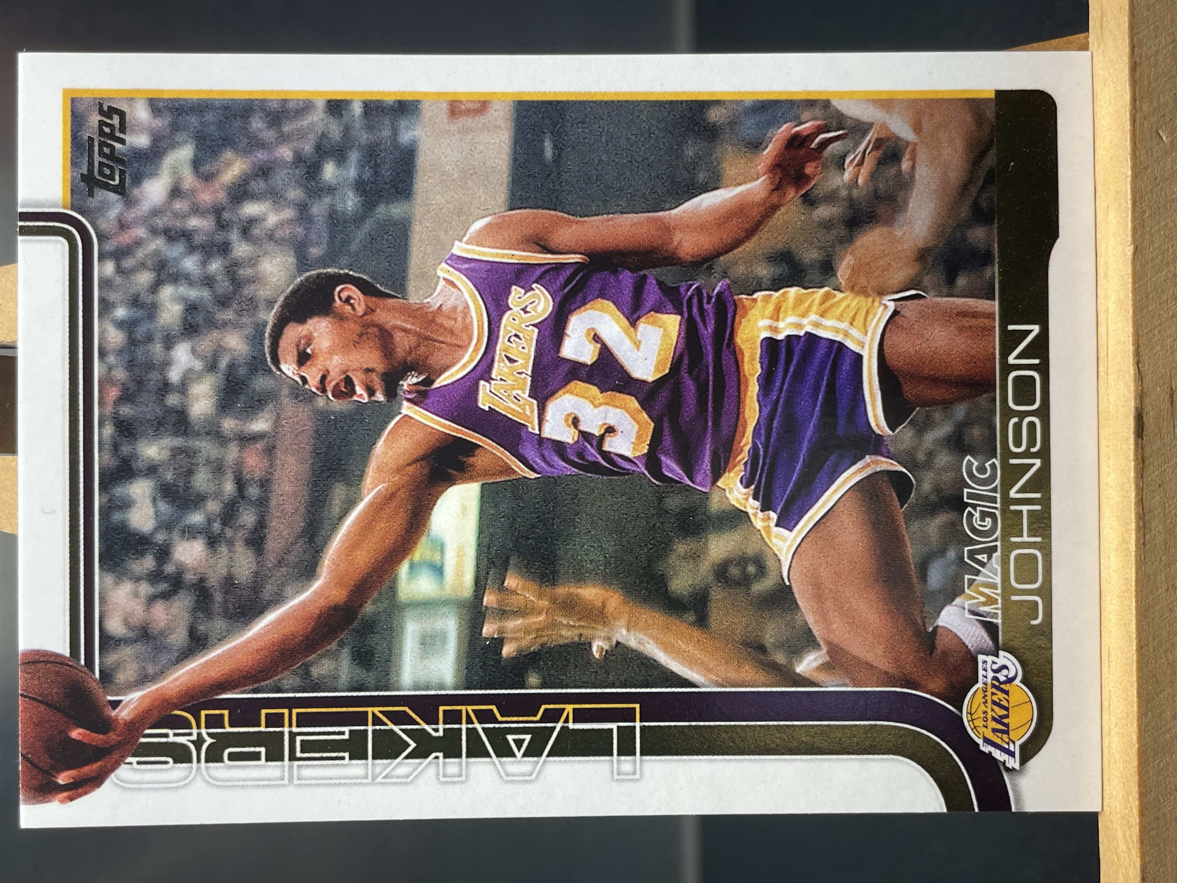 (B6) 2025 TOPPS BASE 魔术师 埃尔文 约翰逊 湖人名宿 近期大热球星 收藏凑套必备 卡品如图 !!!