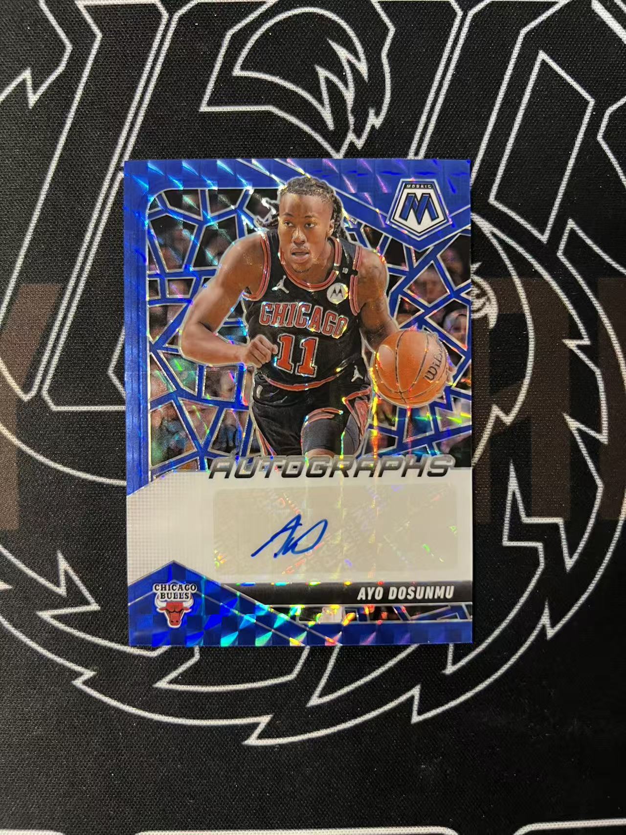 2024-25 Panini Mosaic Ayo Dosunmu 【UTF球星卡】fr4 阿约 多孙姆 马赛克 蓝折签 签字 49编 公牛后卫 通行卡品