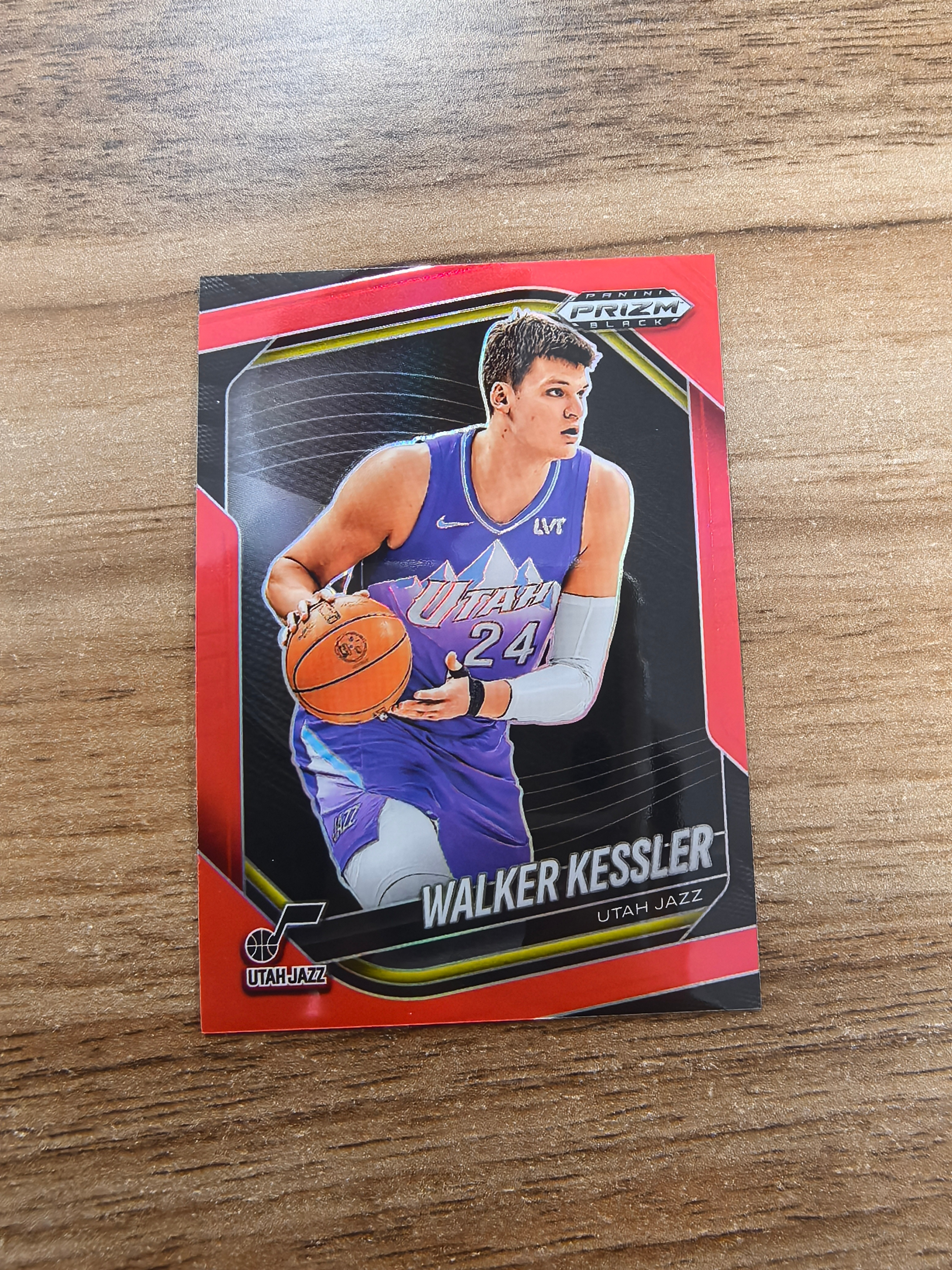 2024-25 Panini Prizm Black Walker Kessler 爵士 沃克凯斯勒 283/299编 红折 折射 微瑕 实卡精美 卡品如图 收藏必入 流浪