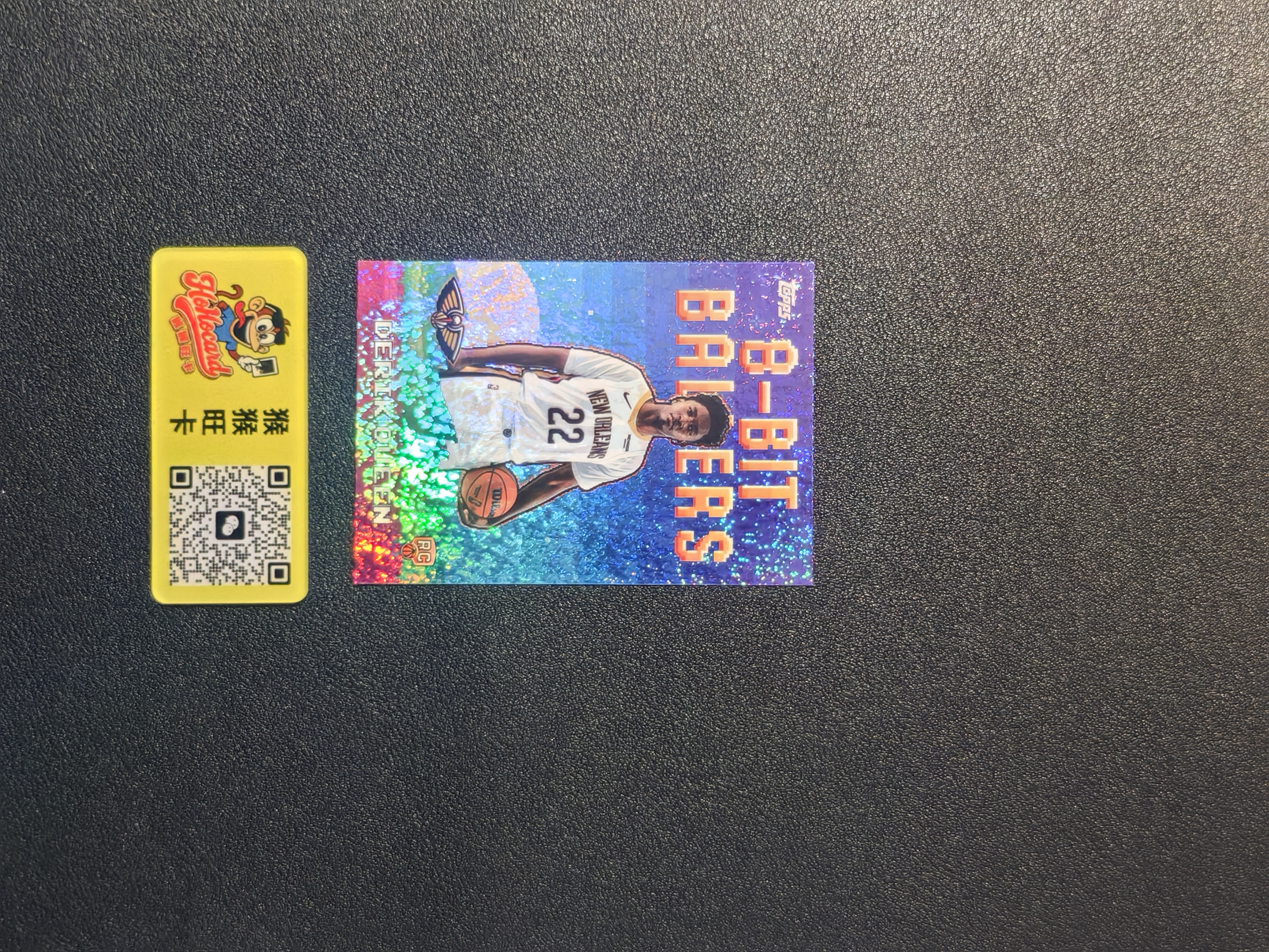 2025 Topps Flagship Derik Queen RC 【猴猴旺卡】25赛季 新奥尔良鹈鹕 德里克·奎因 新秀 像素特卡 碎闪 卡品如图 接代拍 23a【猴】