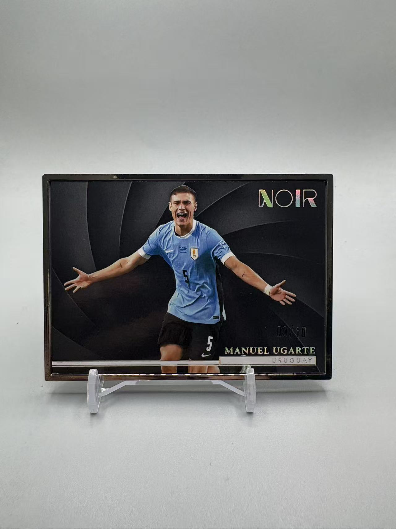 2024-25 Panini Noir Manuel Ugarte 【灰灰代拍】全新 诺尔 乌拉圭 乌加特 09/10编 金框 银框 base 横版 曼联 焱