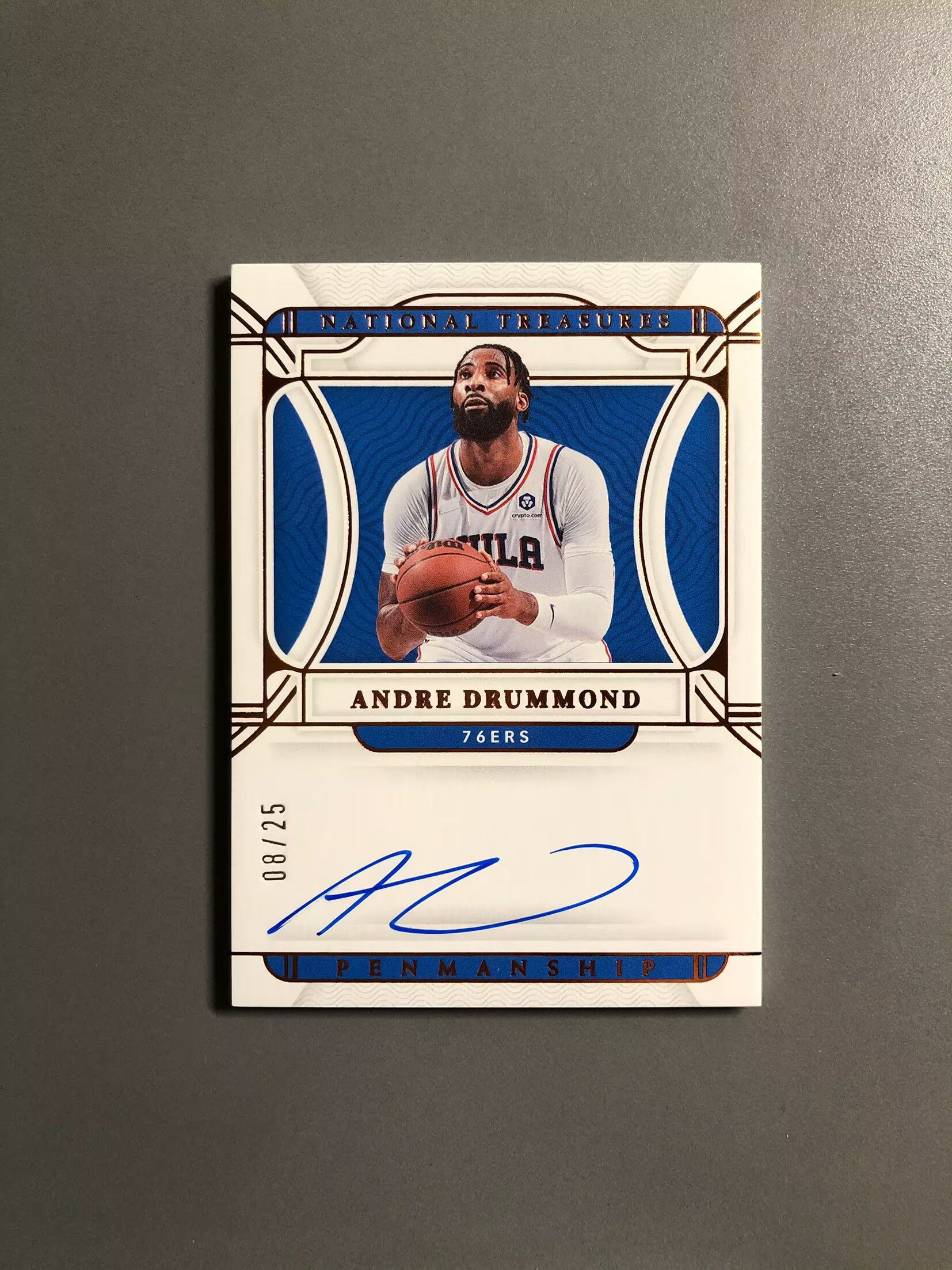 2021-22 Panini National Treasures Andre Drummond 安德烈·德拉蒙德 76人 签字 卡签 Penmanship 铜版 25编 实卡好看 卡品如图KH023