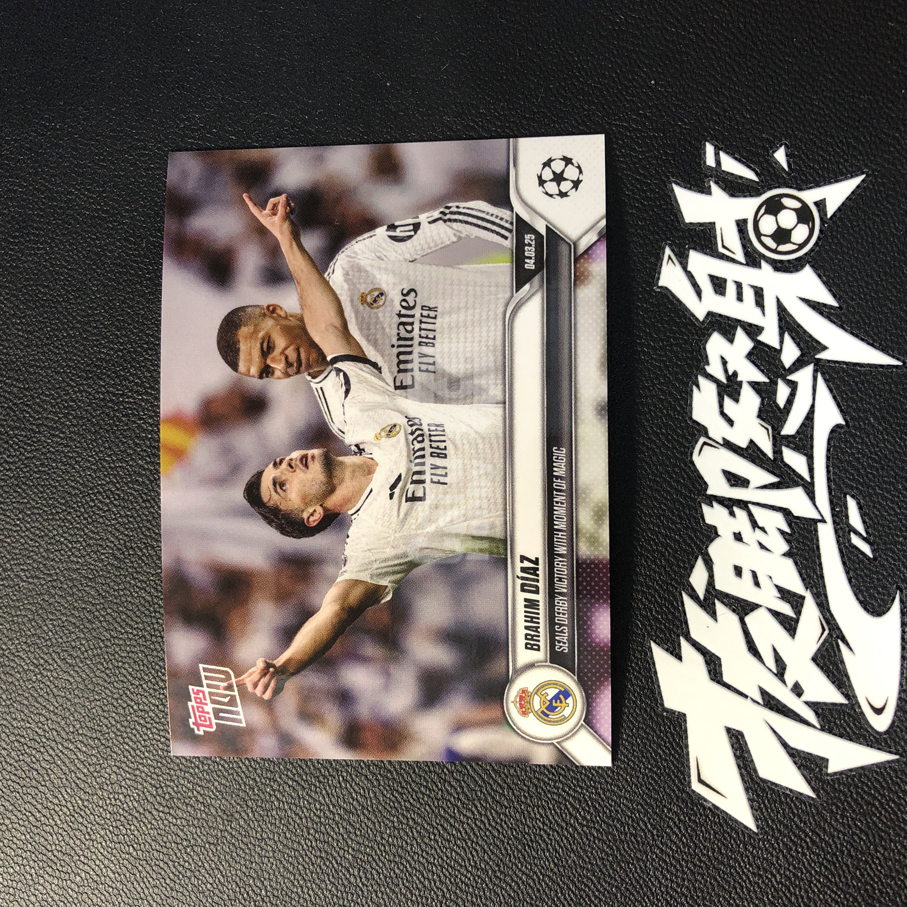 【拔脚代卖】2025 Topps Now UEFA 欧冠 布拉欣 迪亚斯 Brahim Diaz 皇家马德里 皇马 魔幻进球锁定马德里德比胜利 纪念卡 西班牙收藏必备 瑕疵如图｜拔脚沙漠BH28