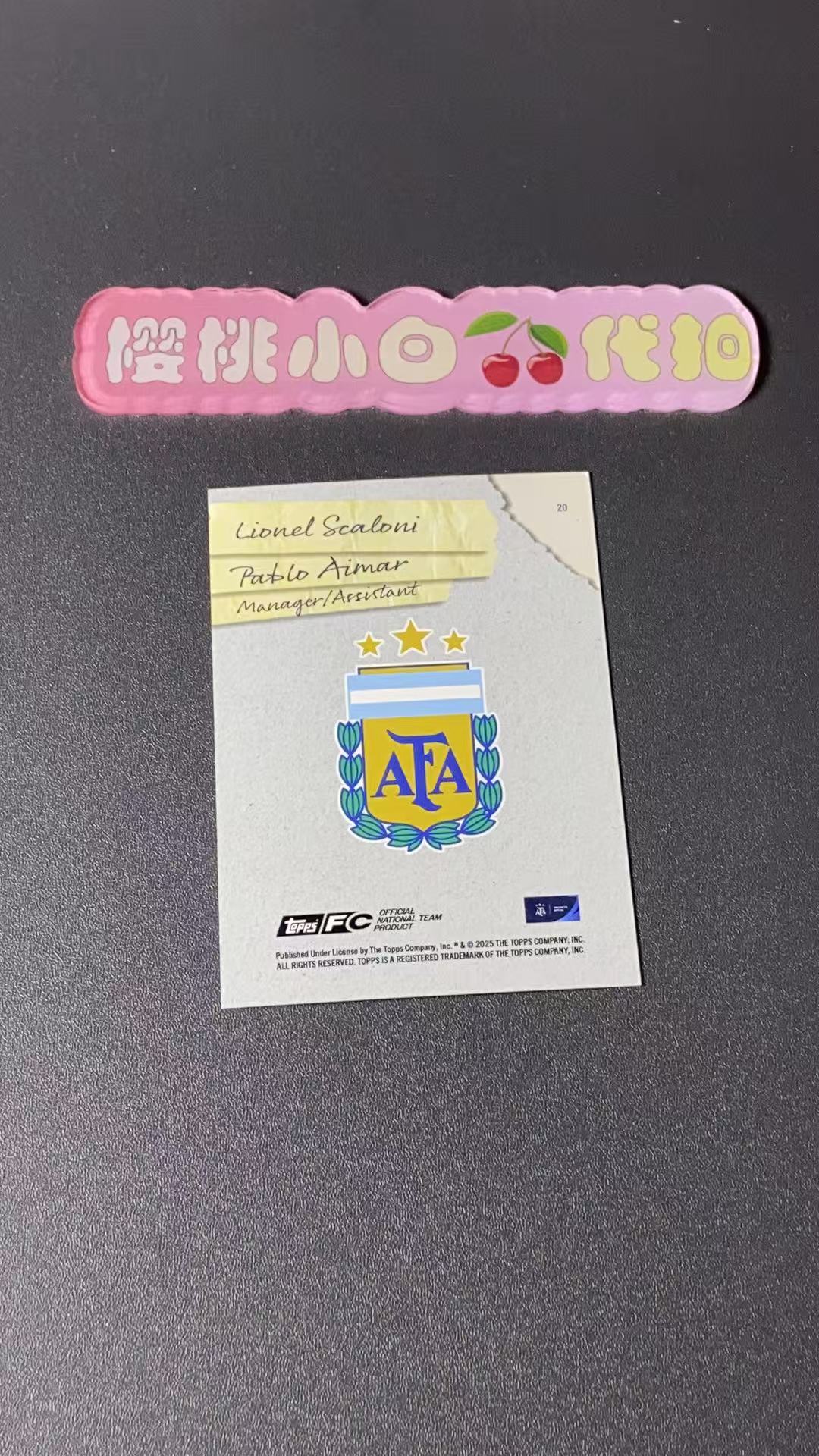 2025 Topps Argentina Lionel Scaloni 樱桃小白 99编 斯卡洛尼/艾马尔 双人 快照 蓝天阿根廷星球平行 星星折 阿根廷聚焦系列 卡品不保 默认微瑕 收藏必备【许克】