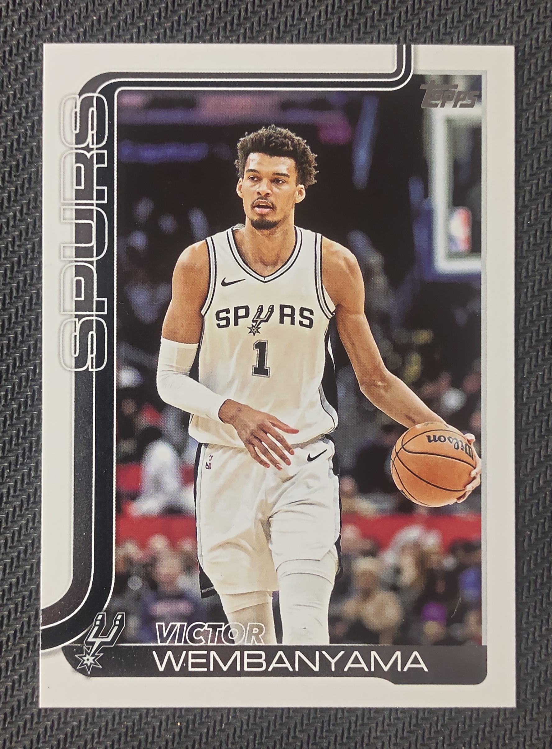 2025 Topps Topps Victor Wembanyama 维克托 文班亚马 马刺 斑马 base 瑕疵如图