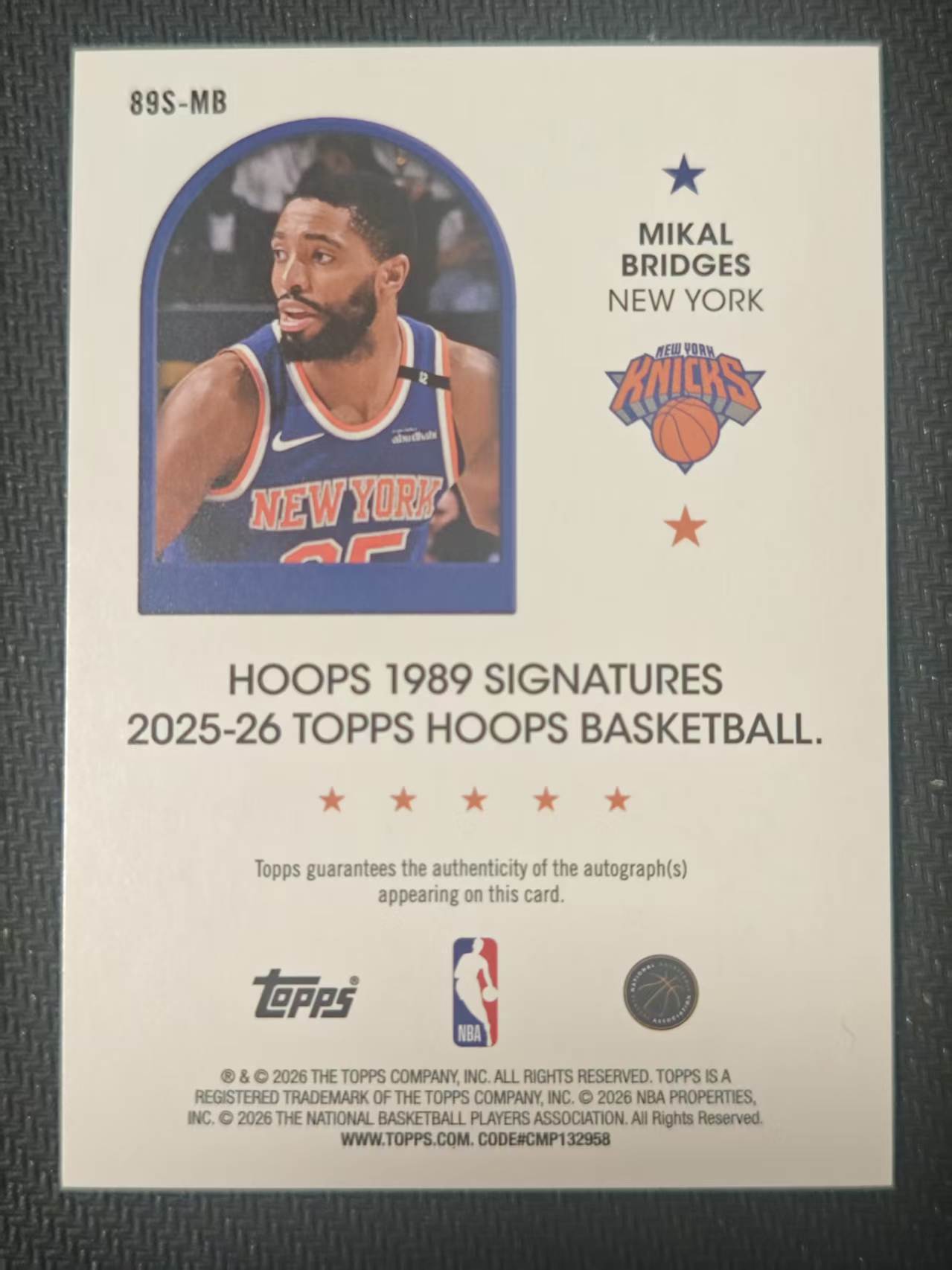 2025-26 Topps NBA Hoops Mikal Bridges 【有品代卖】尼克斯 米卡尔・布里奇斯 贴签 签字 1989复古拱形签字特卡 折射 值得收藏 卡片如图/刘