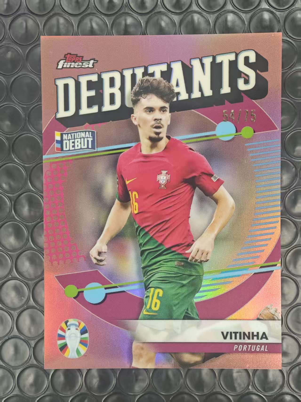 2023-24 Topps Finest Vitinha 欧冠 葡萄牙 巴黎圣日耳曼 首秀 维蒂尼亚 维球王 54/75编 玫瑰金折 折射 卡品如图【原地起飞卡社】MVP11.6
