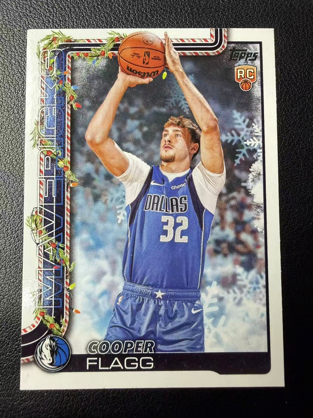 2025 Topps Holiday Cooper Flagg RC Topps 假日系列 独行侠 库珀 弗拉格 新秀 Base 圣诞元素 卡品如图(郭)1