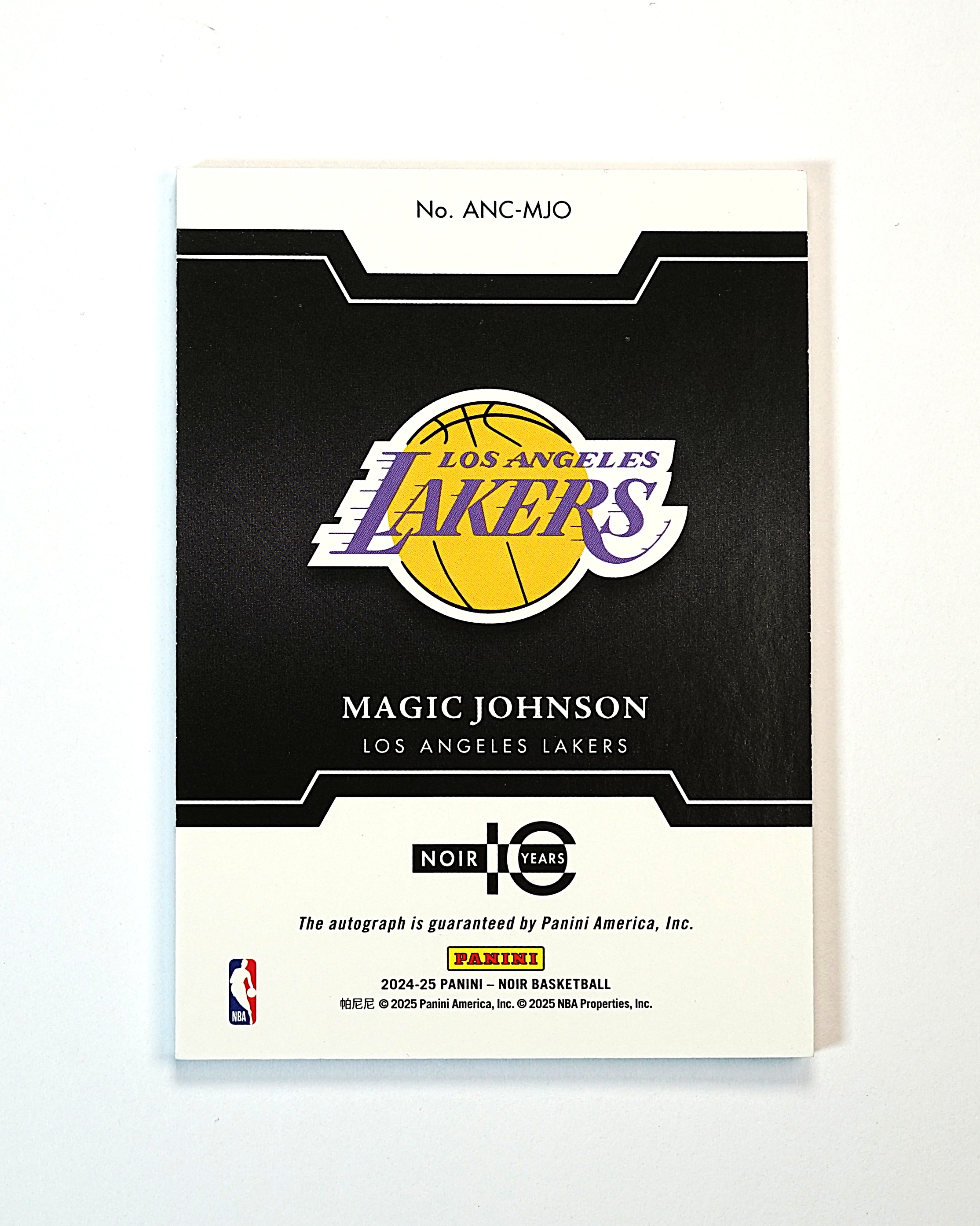2024-25 Panini Noir Magic Johnson 诺尔 魔术师 约翰逊 03/25编 签字 卡签 墨迹湛蓝 湖人名宿 历史第一控卫 名人堂成员 卡品微瑕如图