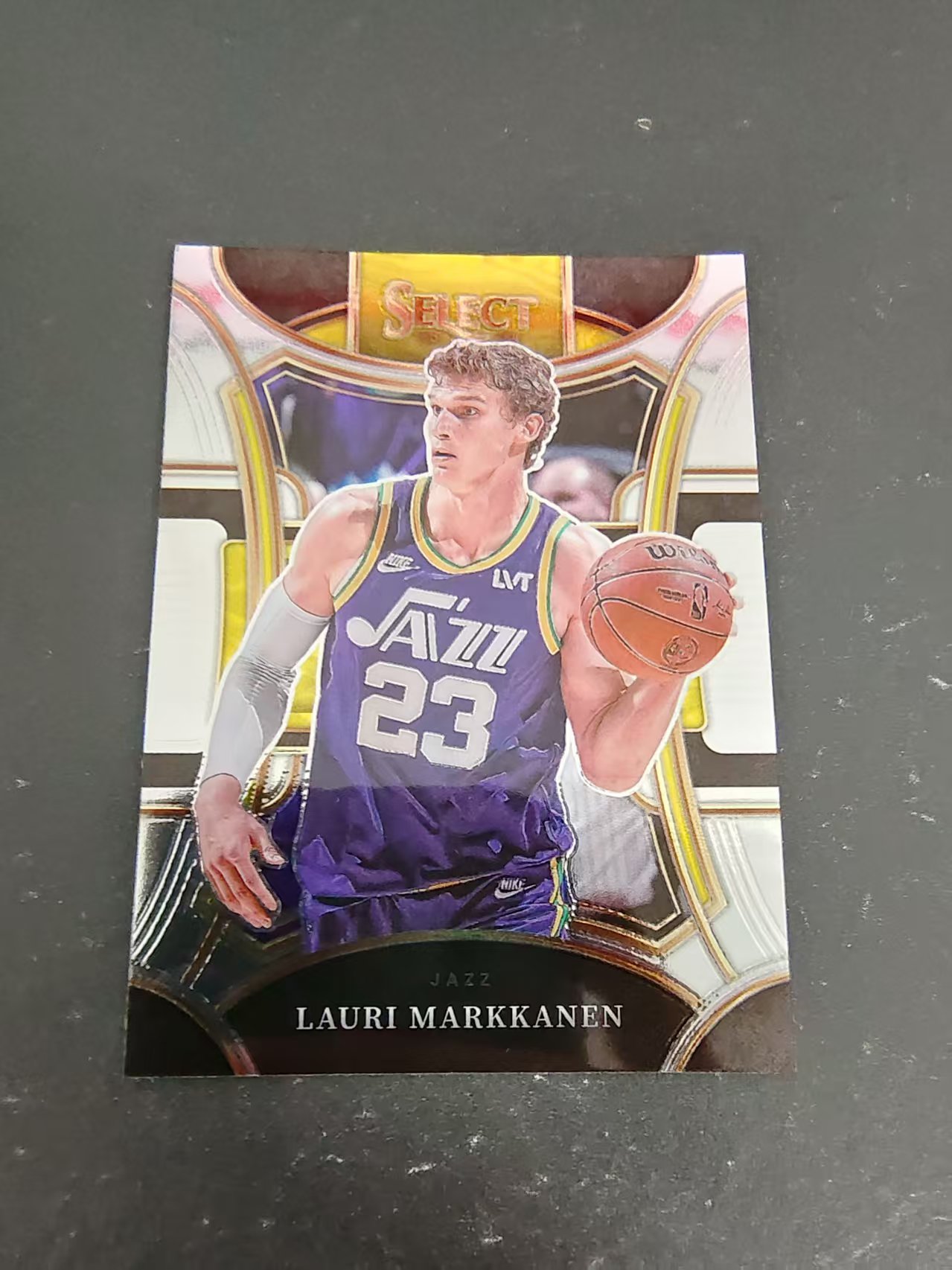 【汽水拍卖】2023-24 Panini select Lauri Markkanen 马尔卡宁 爵士 四级 base 划痕 边角微瑕 品控慎拍 #382