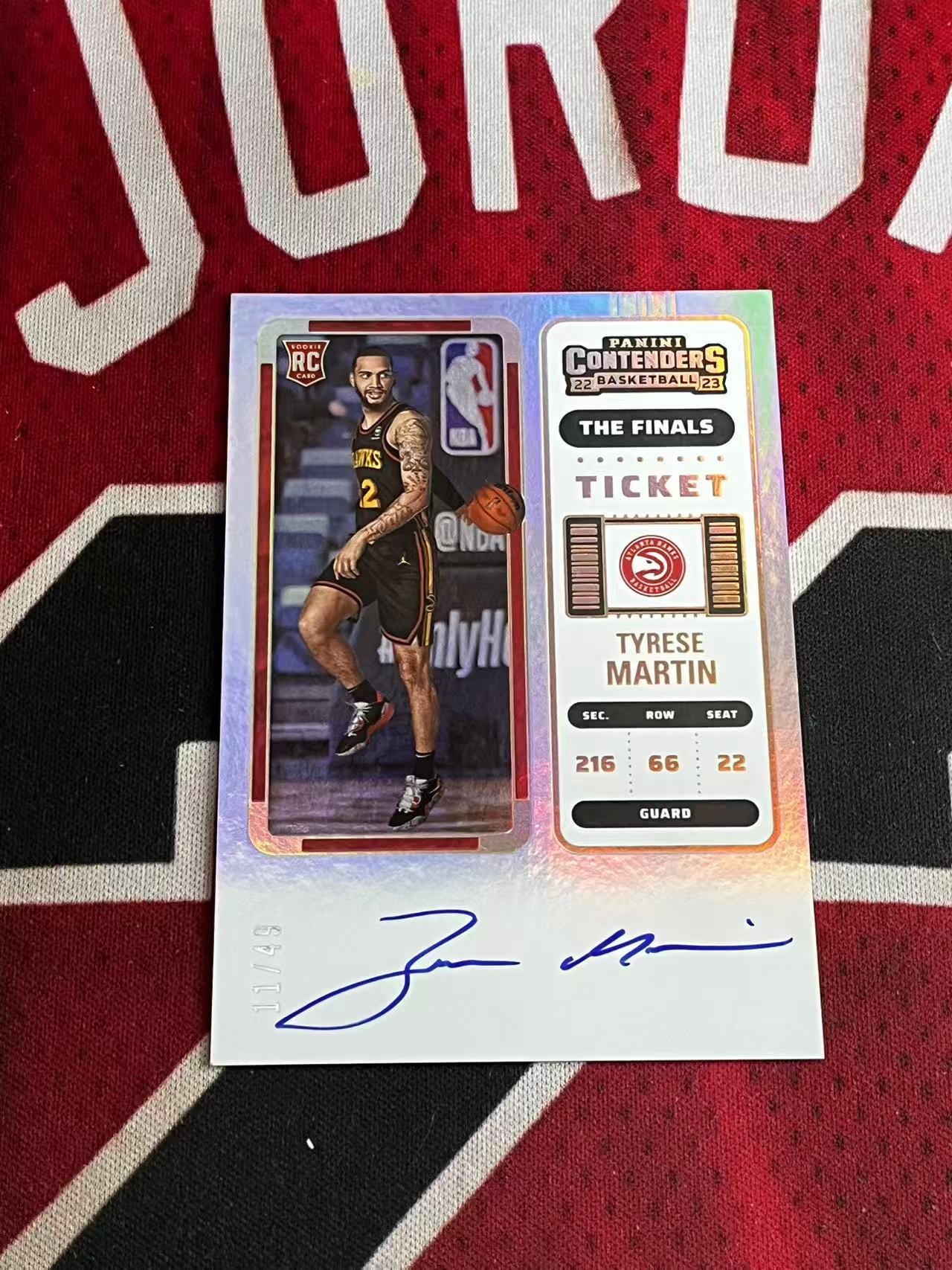 【接寄拍】2022-23 PANINI CONTENDERS 球票系列 老鹰 新秀RC 泰雷斯马丁49编 签字卡 卡签 正新秀球票签字卡 银折 折射 专收凑套必备【烂臭嘴拍卖】