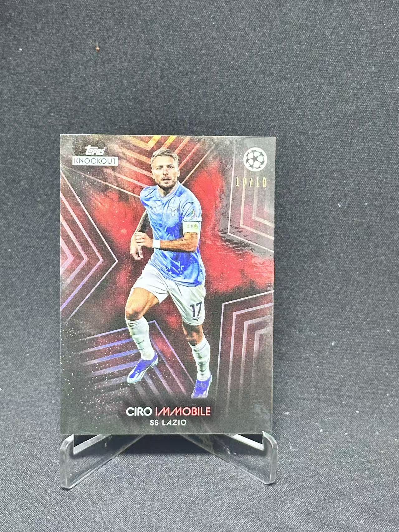 2024 Topps UEFA Champions League Ciro Immobile 【哆哆卡社】奇罗·因莫比莱 10/10尾编 红折 欧冠 卡侧泛黄瑕疵 收藏必入 卡品如图