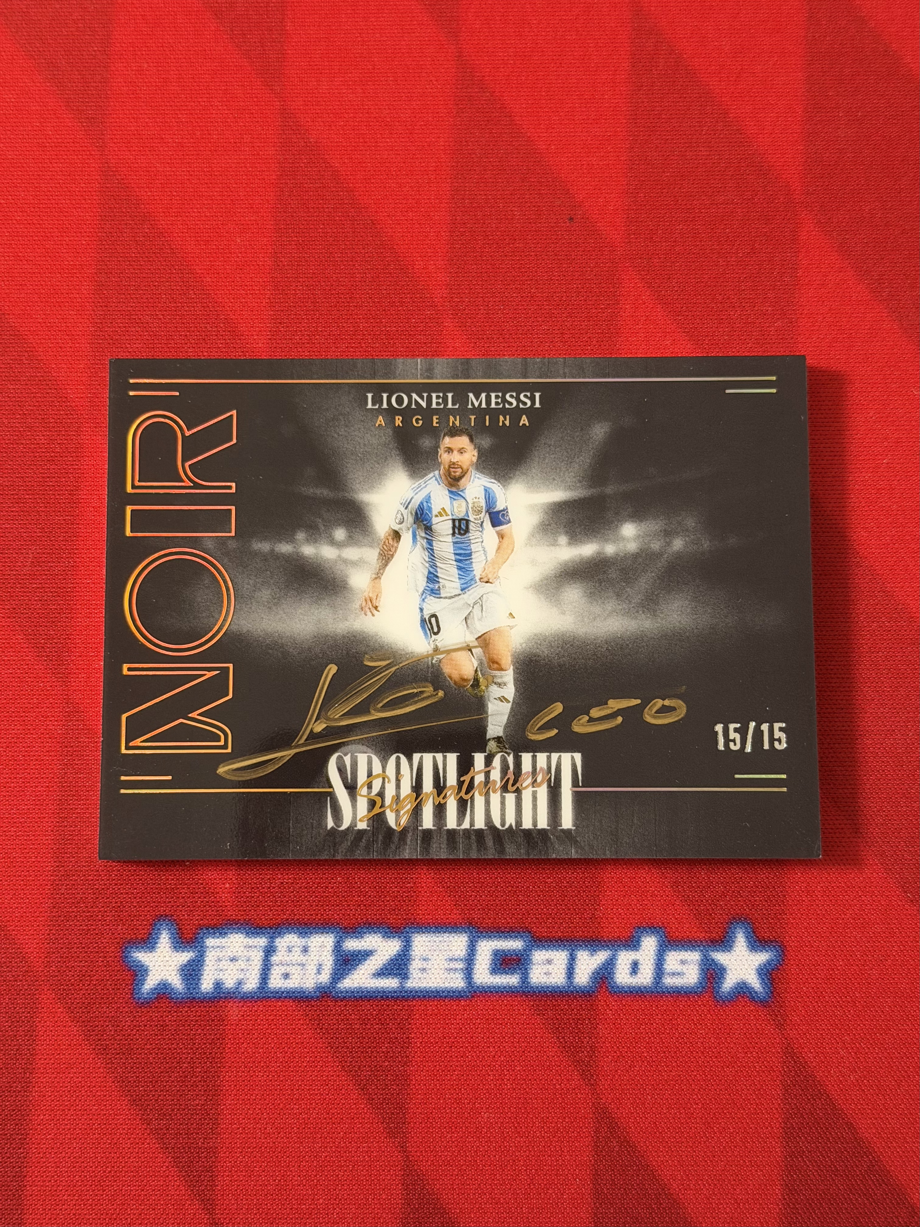 2024-25 Panini Noir Lionel Messi 利昂内尔 梅西 球王 阿根廷 巴萨 巴塞罗那 巴黎 迈阿密国际 签字 15/15编 尾编 Spotlight 聚光灯 横版 FIFA 诺尔【南部之星】