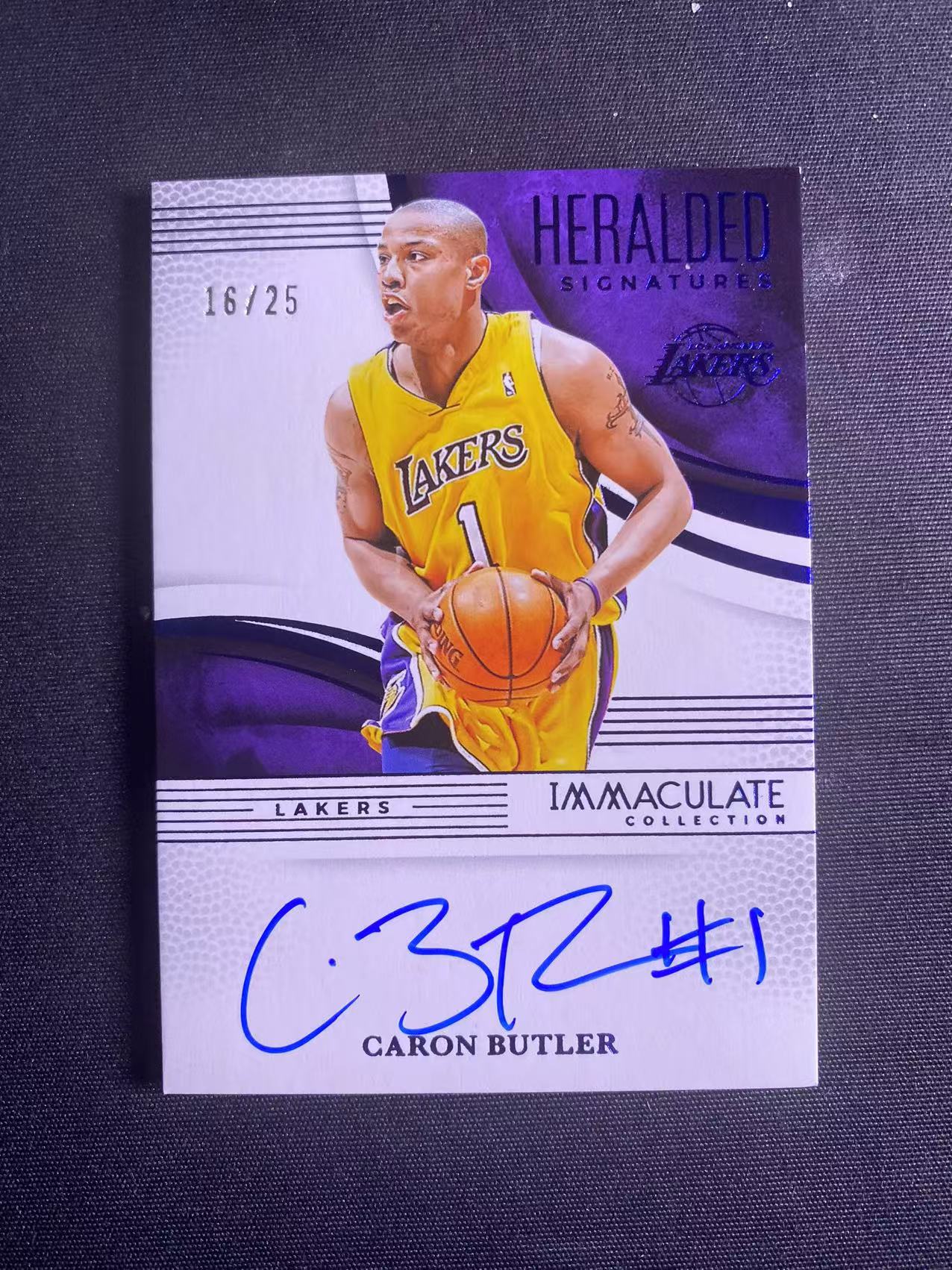 2024 【六六代卖 预付快速回款】 Immaculate Caron Butler 卡隆巴特勒 湖人 16/25编 爱咪咪 卡签签字(Qz01重)
