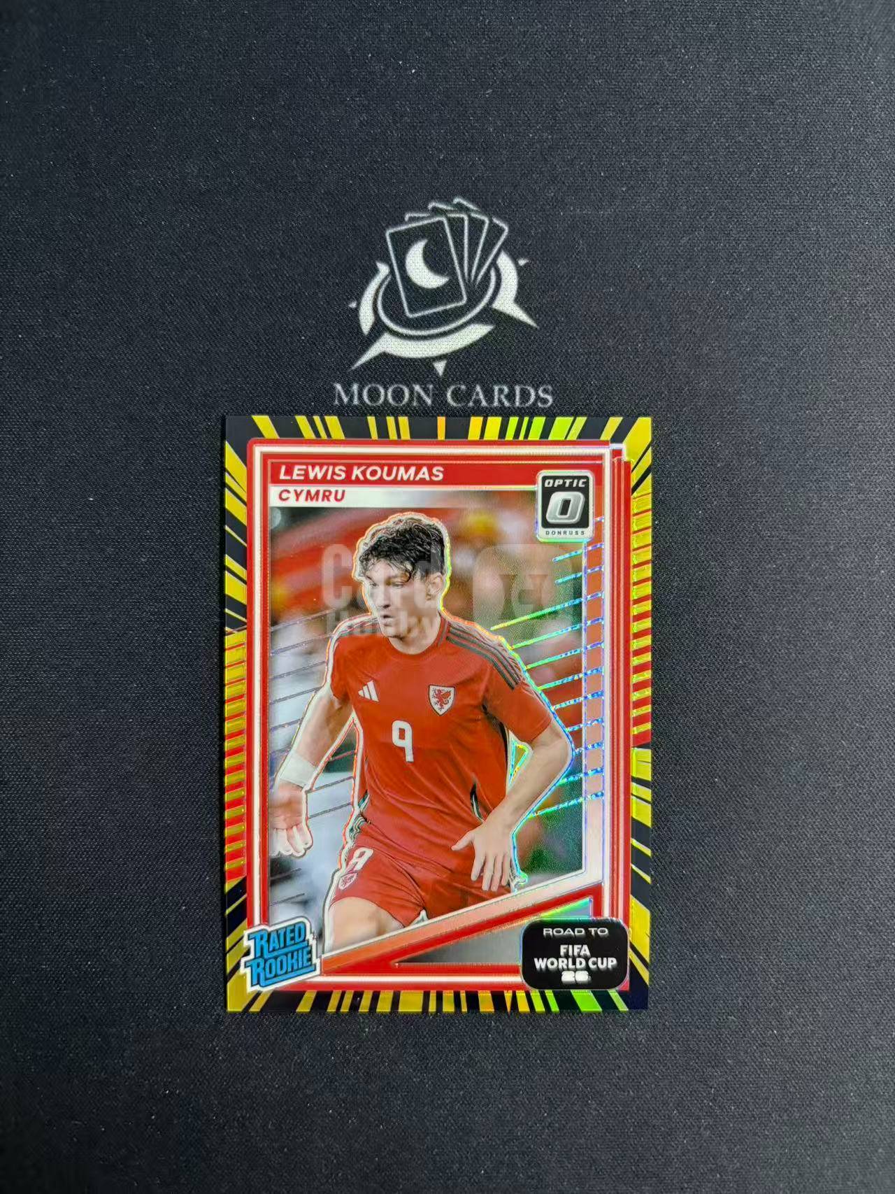 【梦卡拍卖】2025-26 Panini FIFA World Cup Lewis Koumas 路易斯 库马斯 新秀 /75编 黑金折 世界杯之路 细节如图 #DD# BT蒯