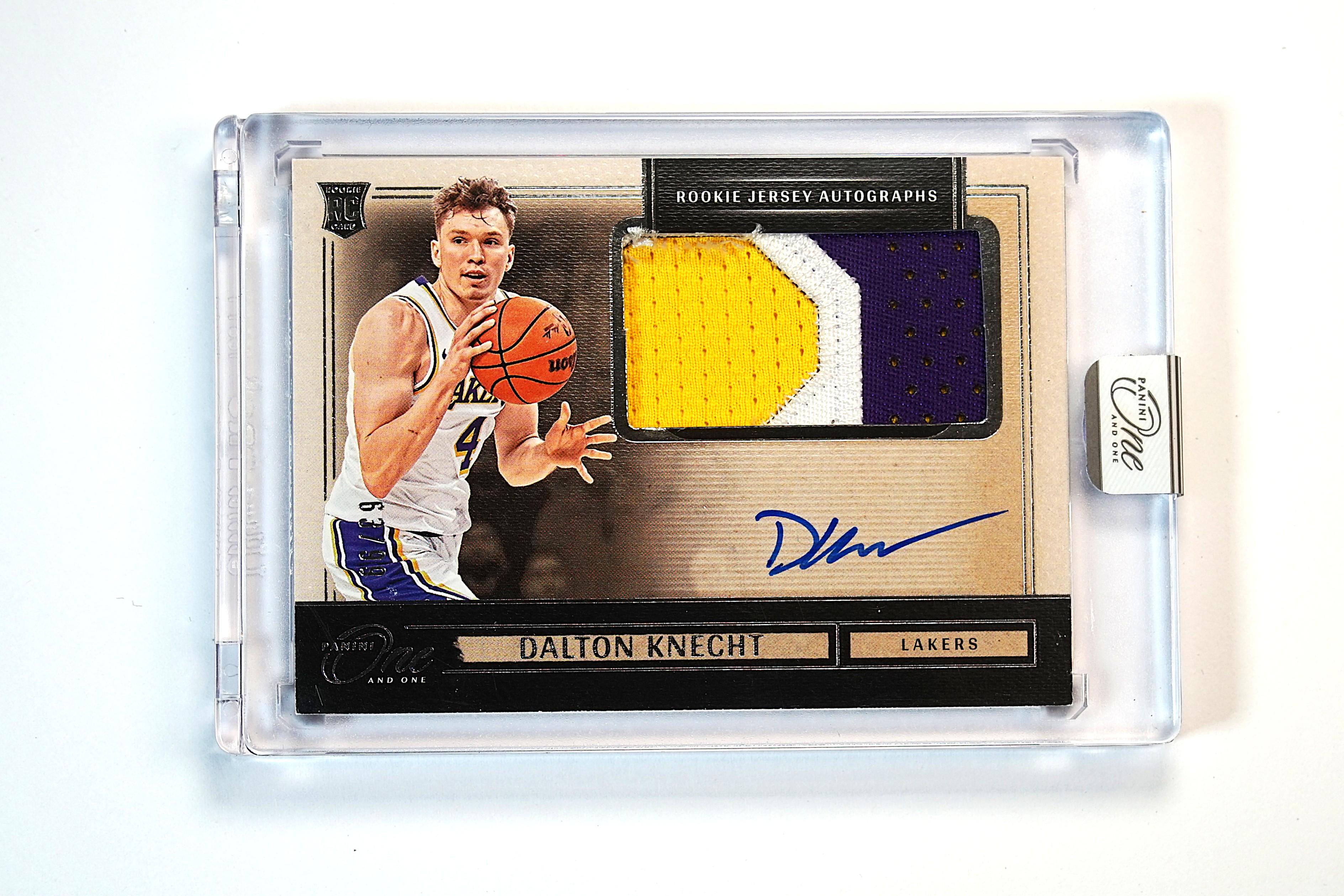 2024-25 Panini One and One Dalton Knecht RC 多尔顿 克内克特 63/99编 新秀 RPA 签字 卡签 三色球衣实物料 暴力切割 原封砖 湖人 东契奇队友